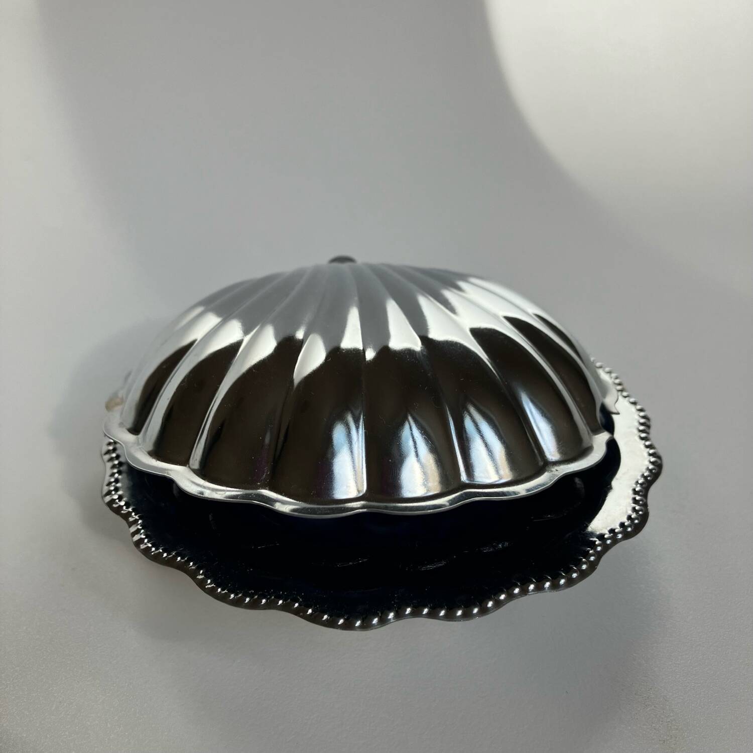 Silver-plated metal seashell butter dish