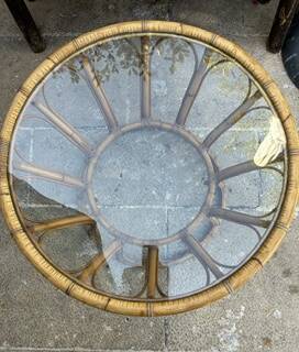 Table basse ronde en rotin et verre