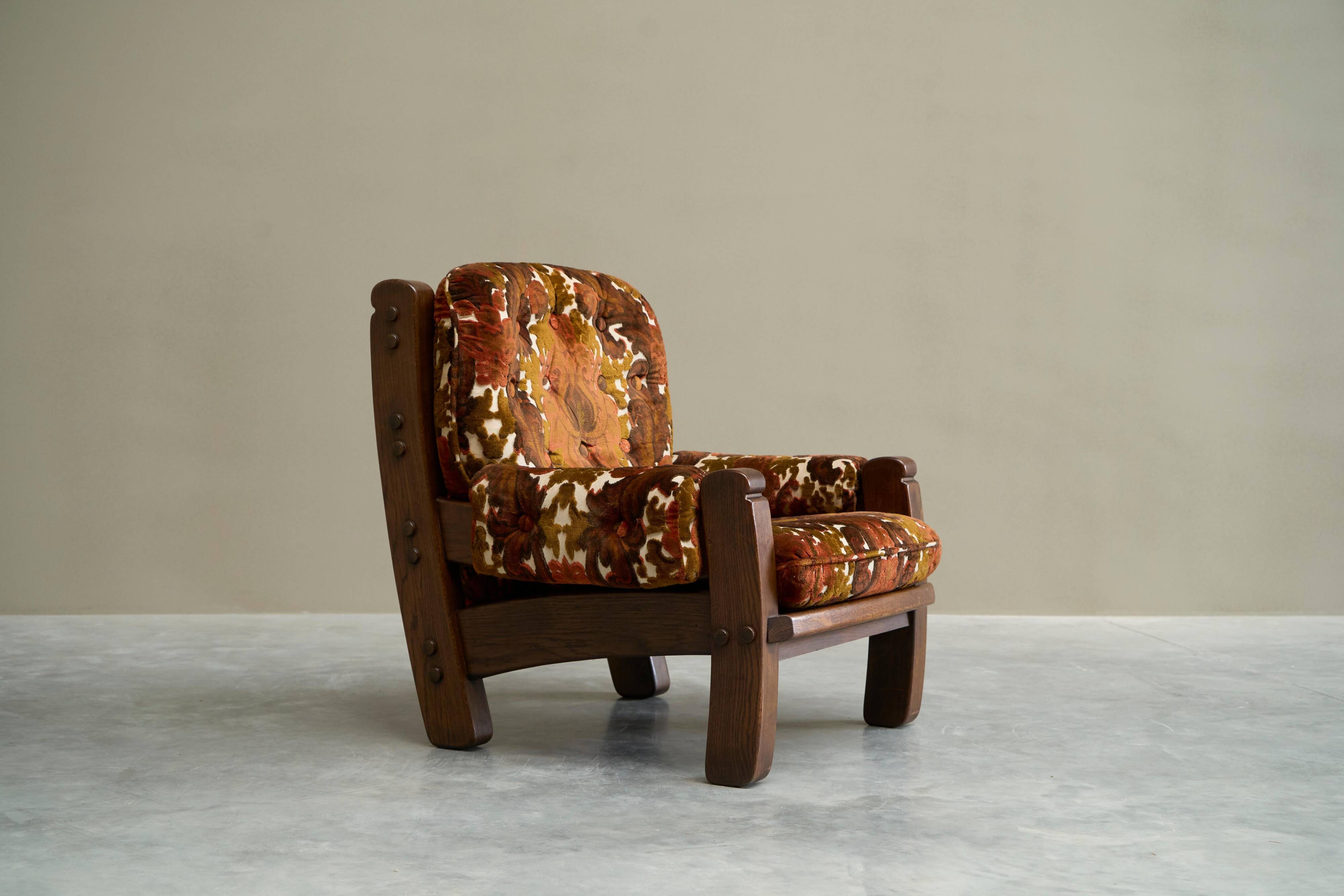 Brutalist lounge chair in solid oak and velvet from the 1960s.