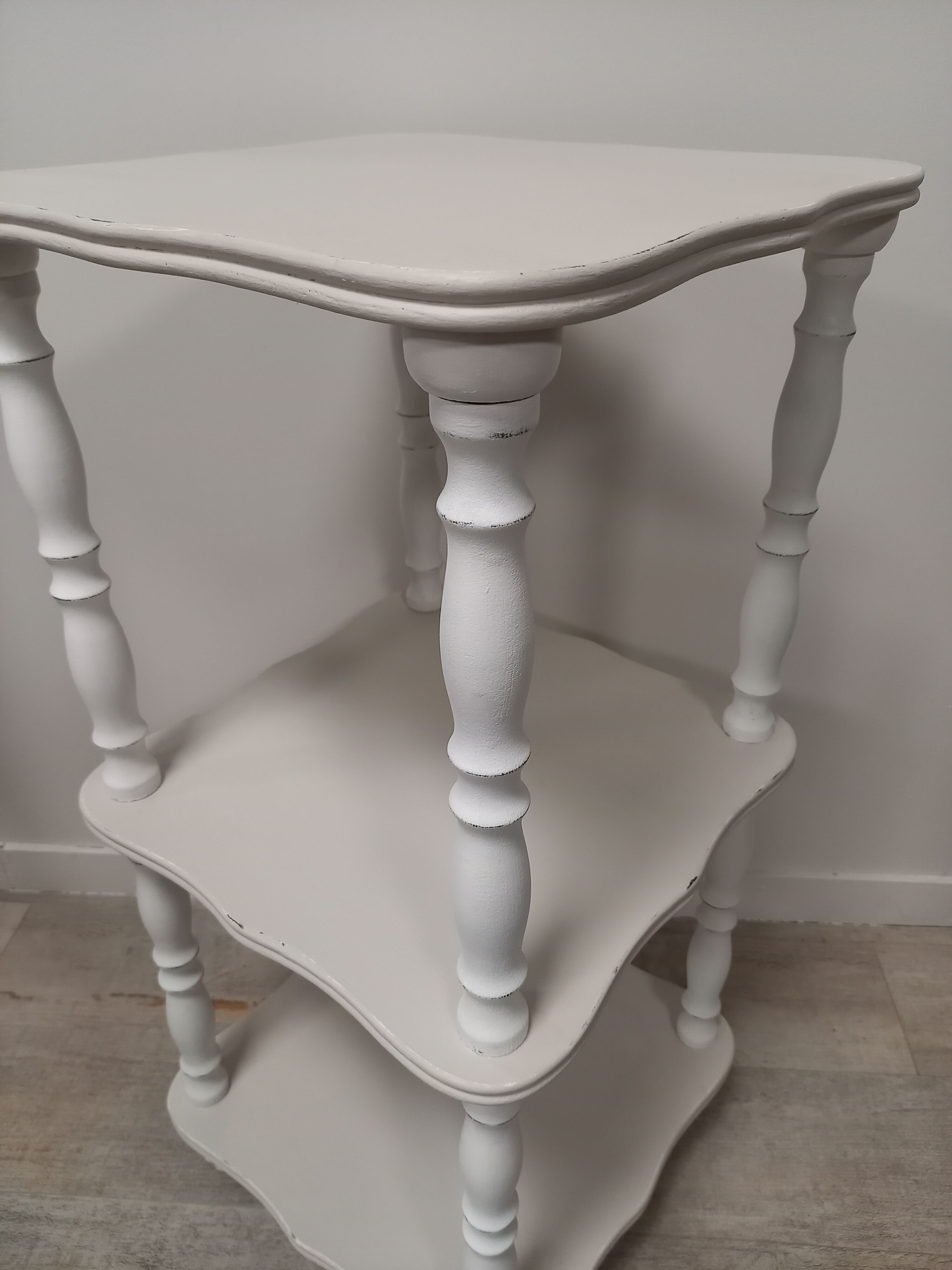 Beige and white patinated square saddle