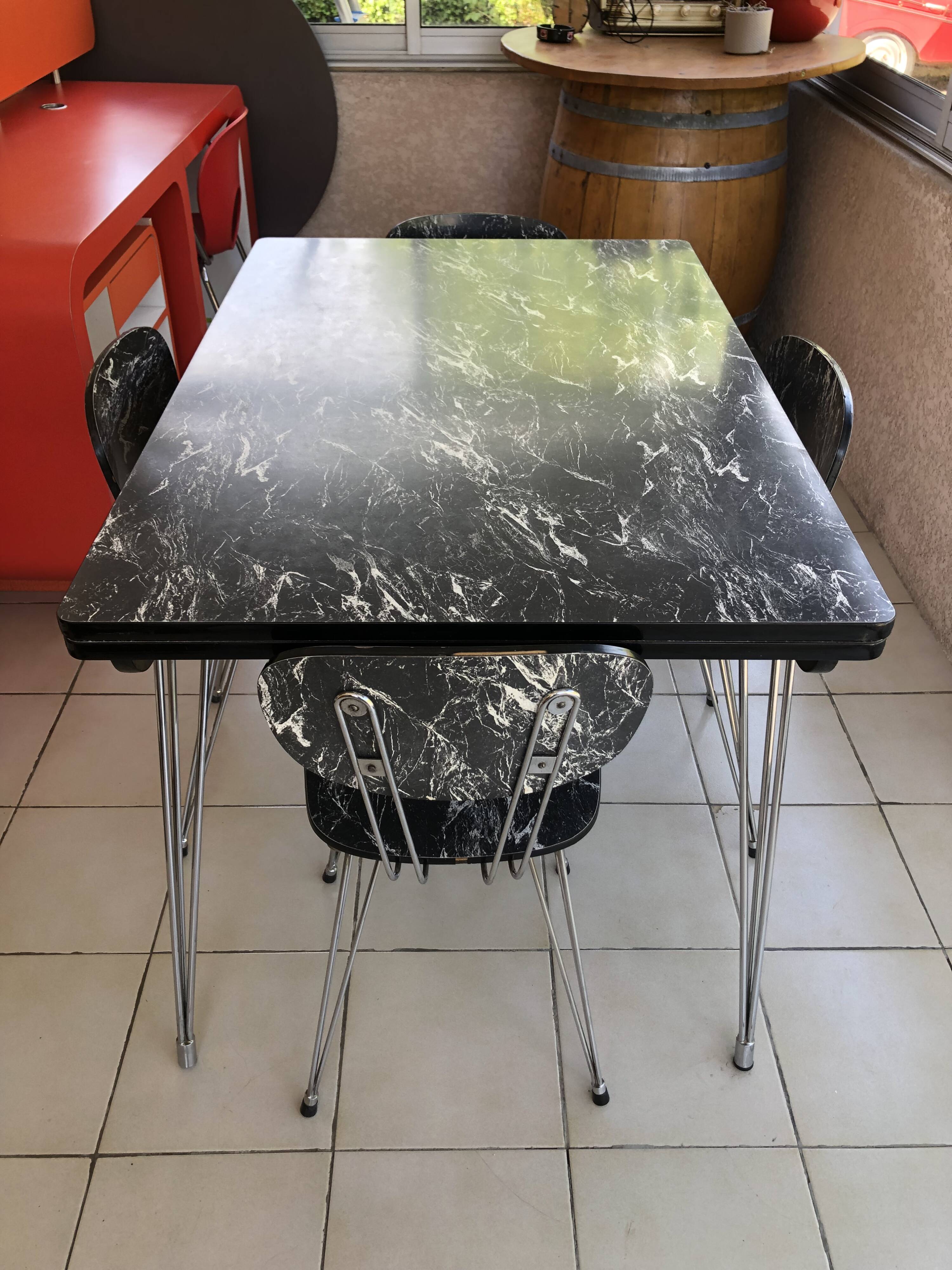 Ensemble table et 4 chaises Formica effet marbre