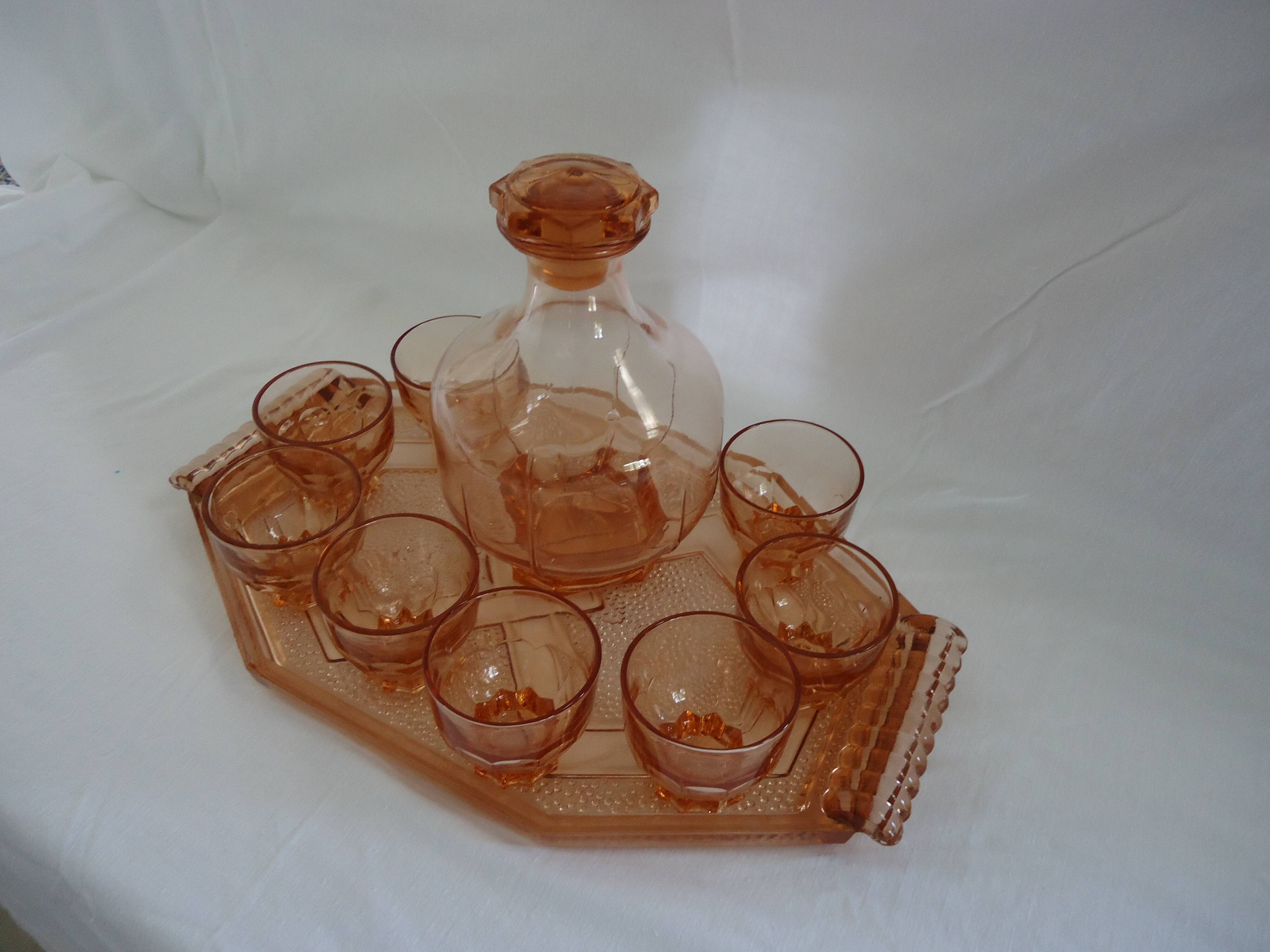 Service vintage en verre rose saumon – Carafe, 8 verres, et plateau Art Dec