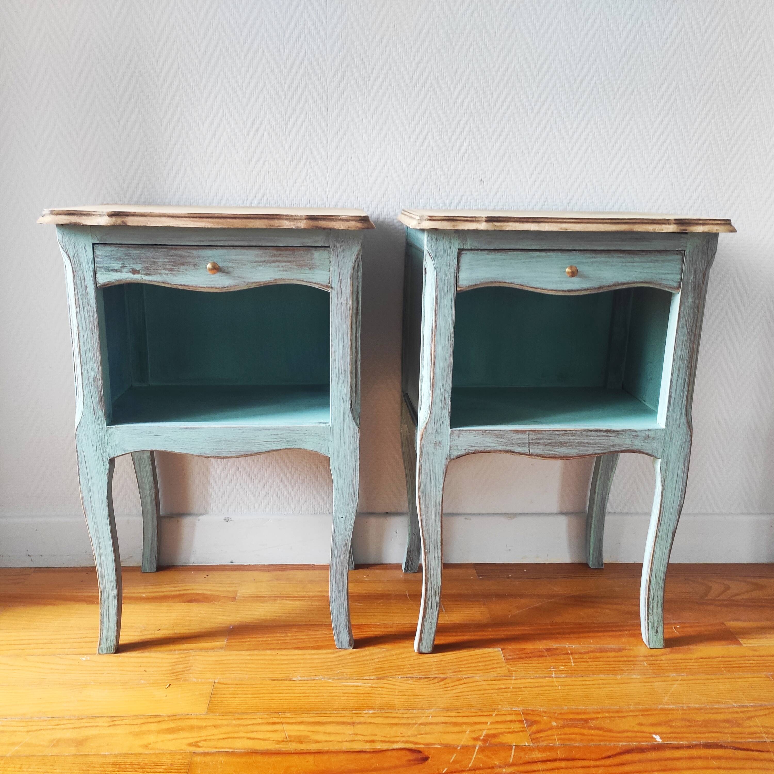 Paire de tables de chevet patinées