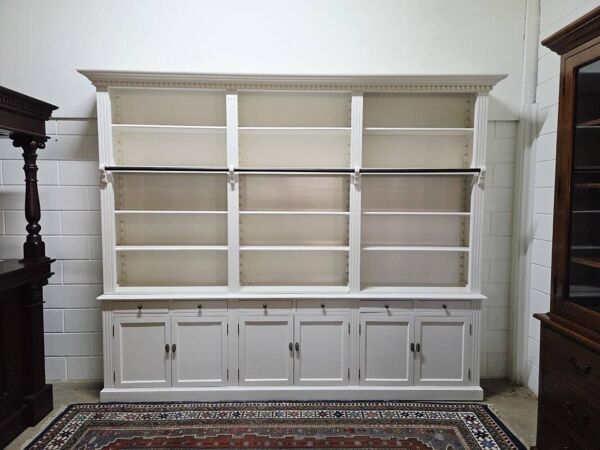 Bibliothèque blanche avec échelle