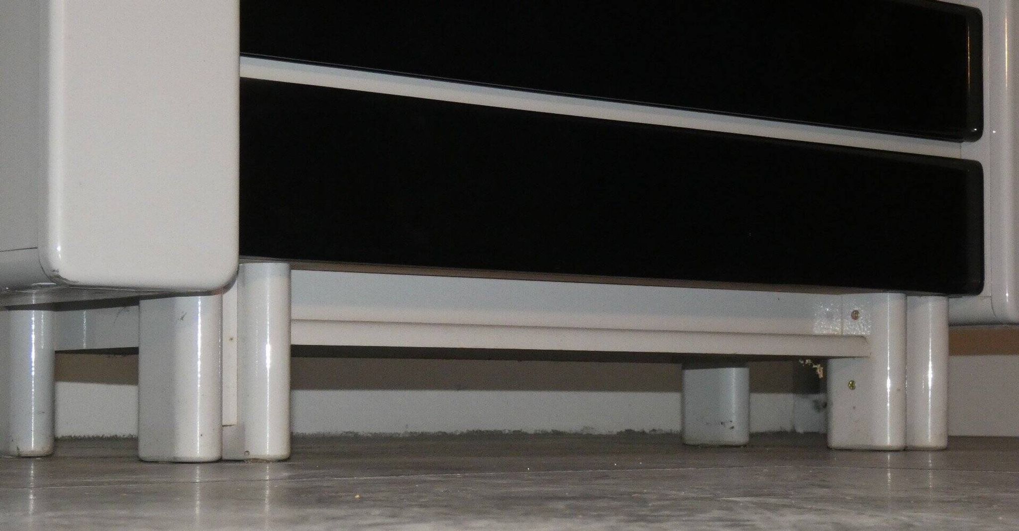 Meuble bar bicolore en bois laqué, Italie, années 80