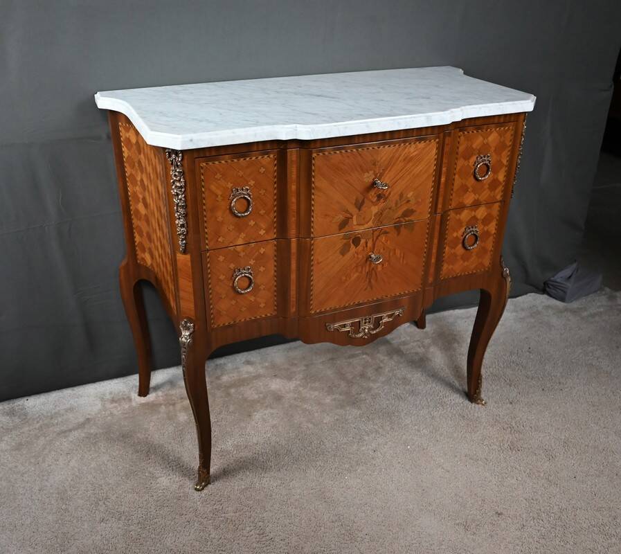 Commode sauteuse en marqueterie, style Transition Louis XV - Louis XVI – milieu XXe