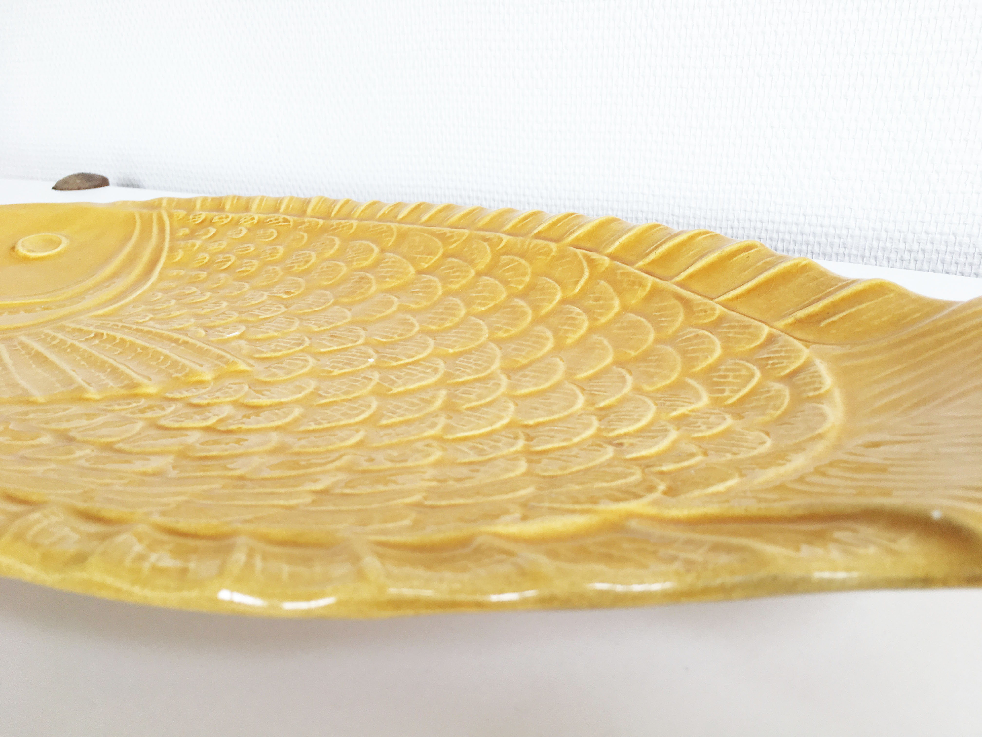 Plat jaune poisson céramique esprit Sarreguemines