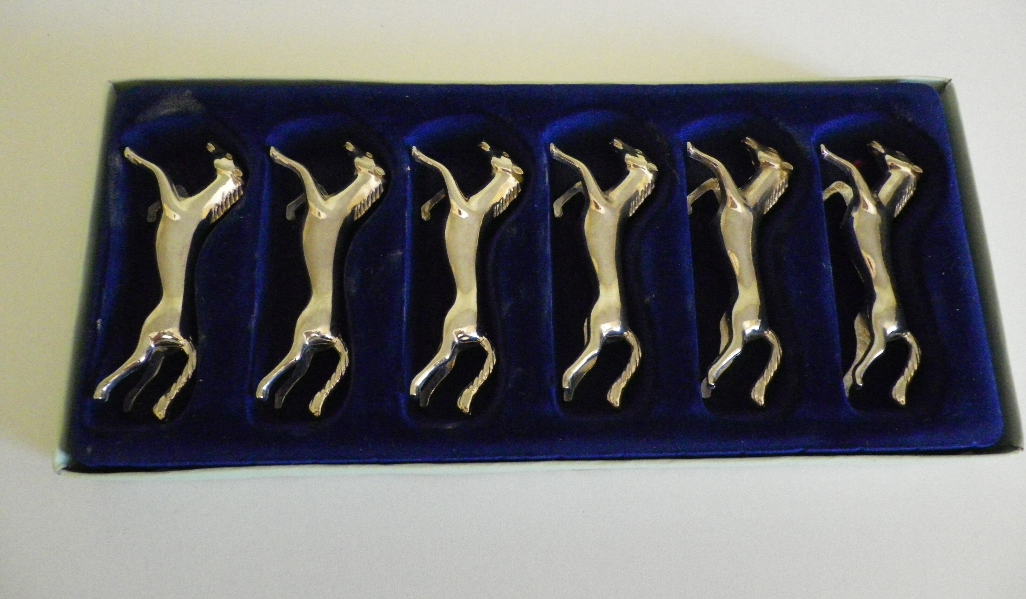 Silver metal knives in their origin box