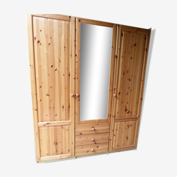 Armoire trois portes dont une avec miroir, trois tiroirs en bois massif pin