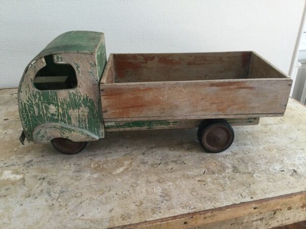 Camion benne ancien en bois