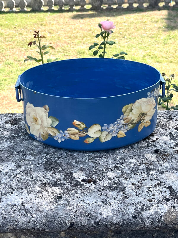 Ensemble de pots de fleurs en métal peint, jardinières en tôle florale, pot en jarre de style français.