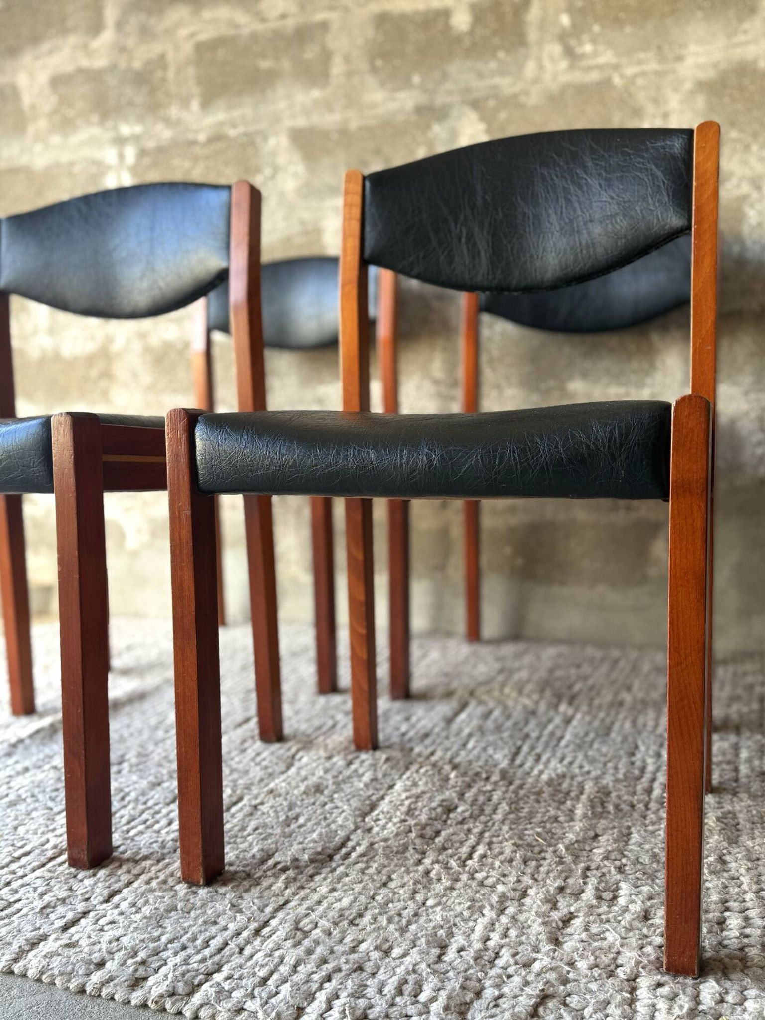 Chaises scandinave vintage en teck et simili cuir noir (x4)