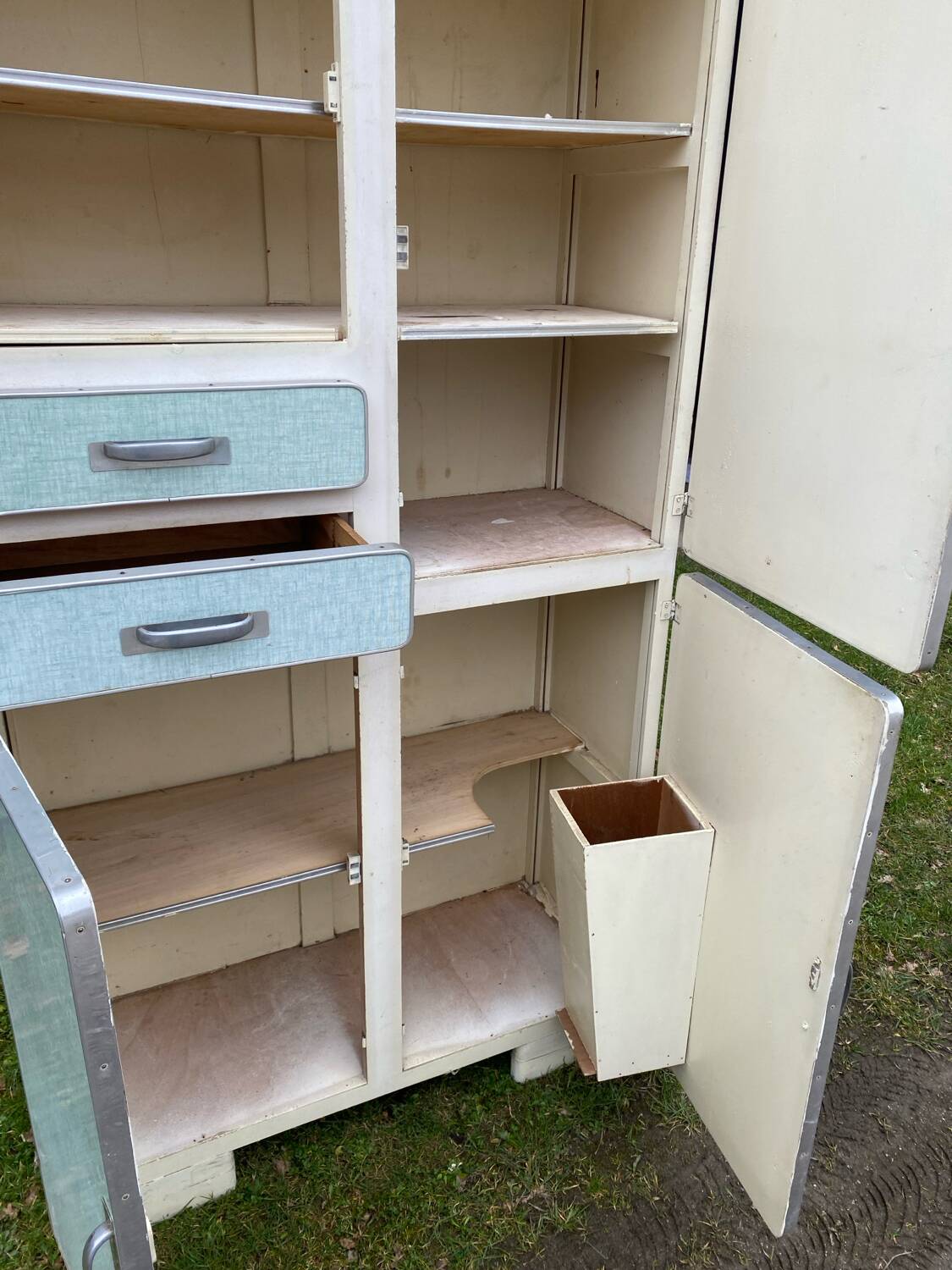 Vintage kitchen cabinet in blue Formica (sea green)