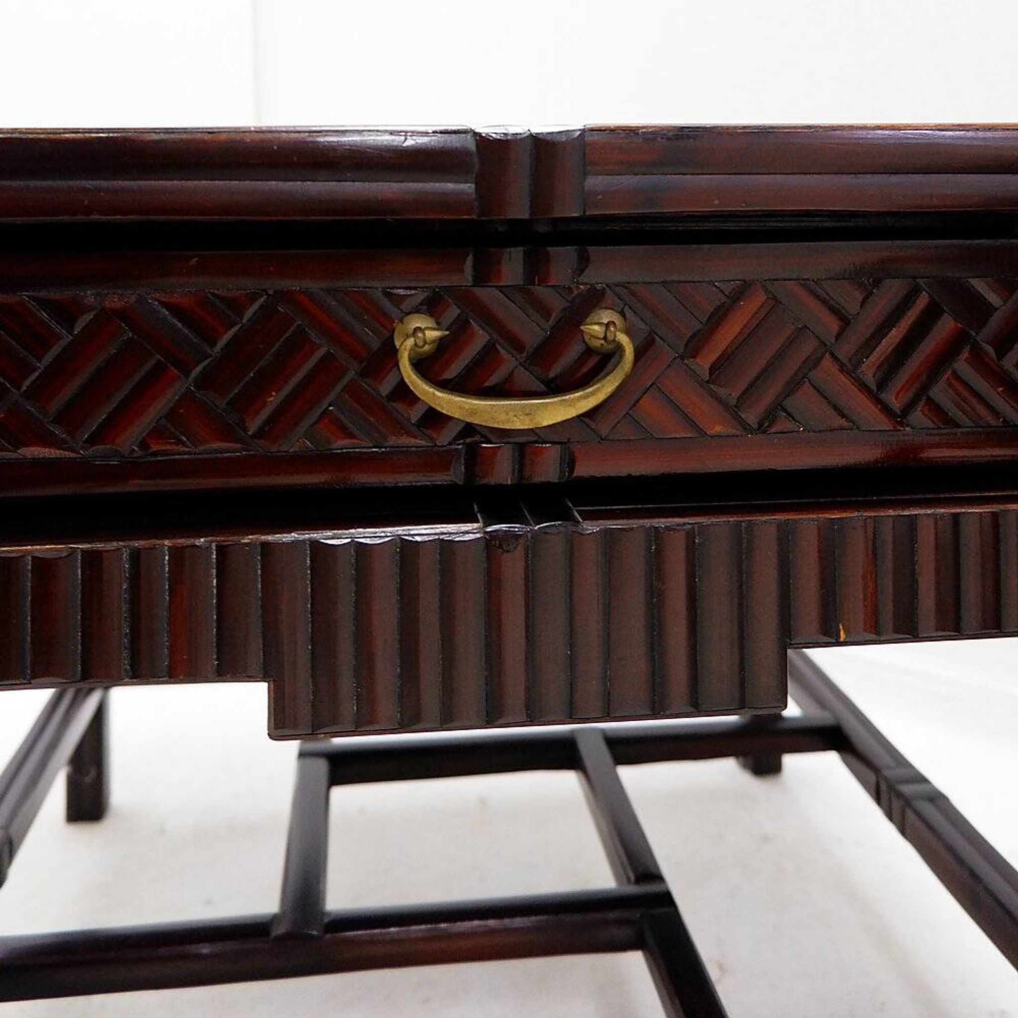 Pair of vintage pagoda tables in faux bamboo with chevron pattern - Maitland & Clasco