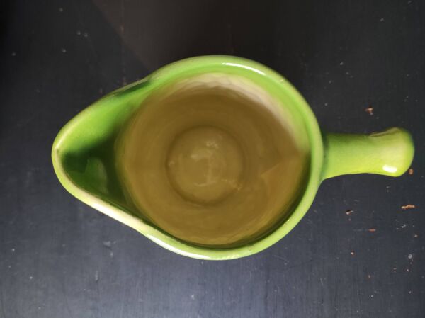 Pichet vintage en barbotine de Saint Clément, France