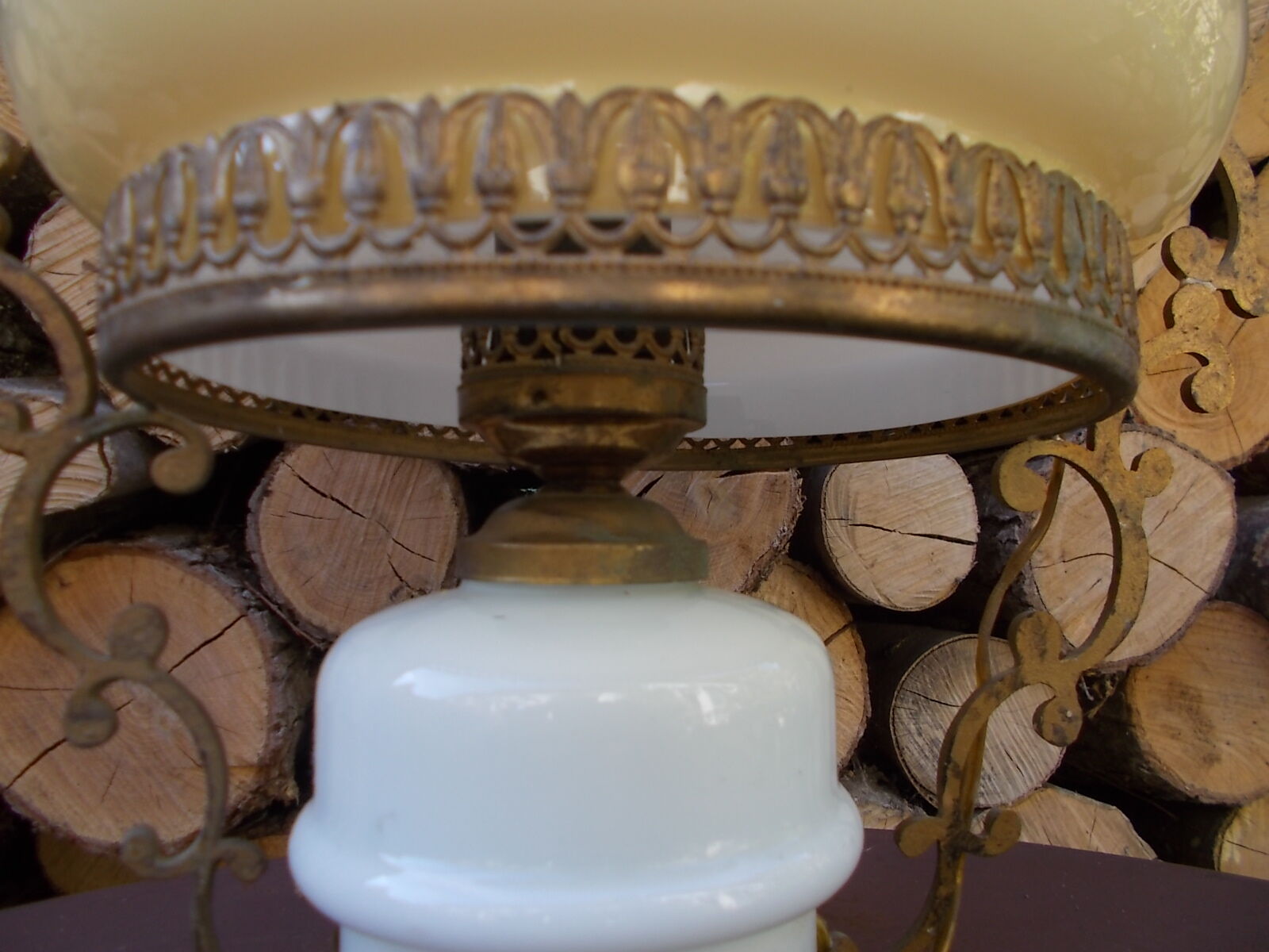 Suspension in white opaline