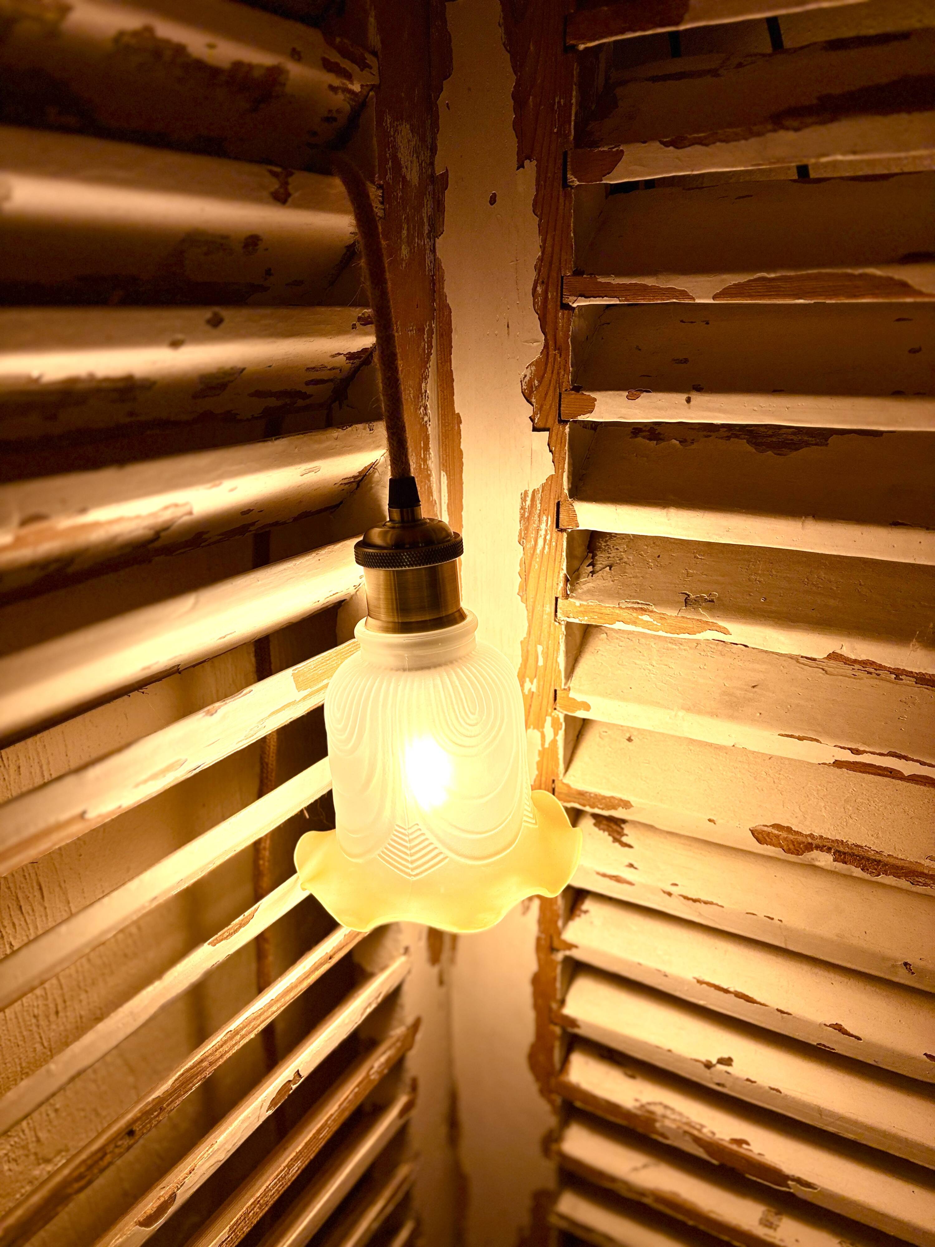 Suspension in opaline & brass – soft light and retro charm