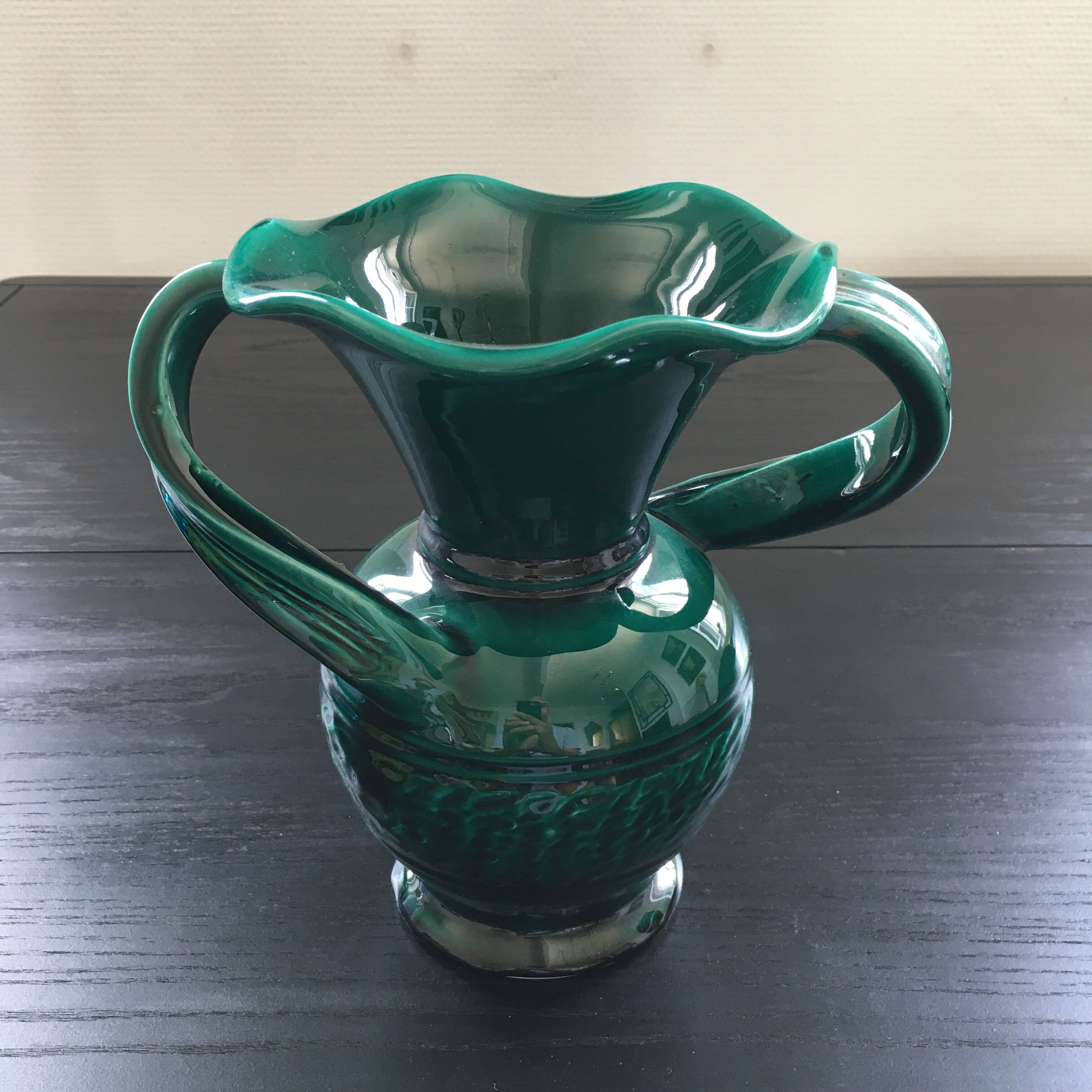 Emerald vase with two handles