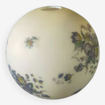Globe en opaline blanche et fleurs