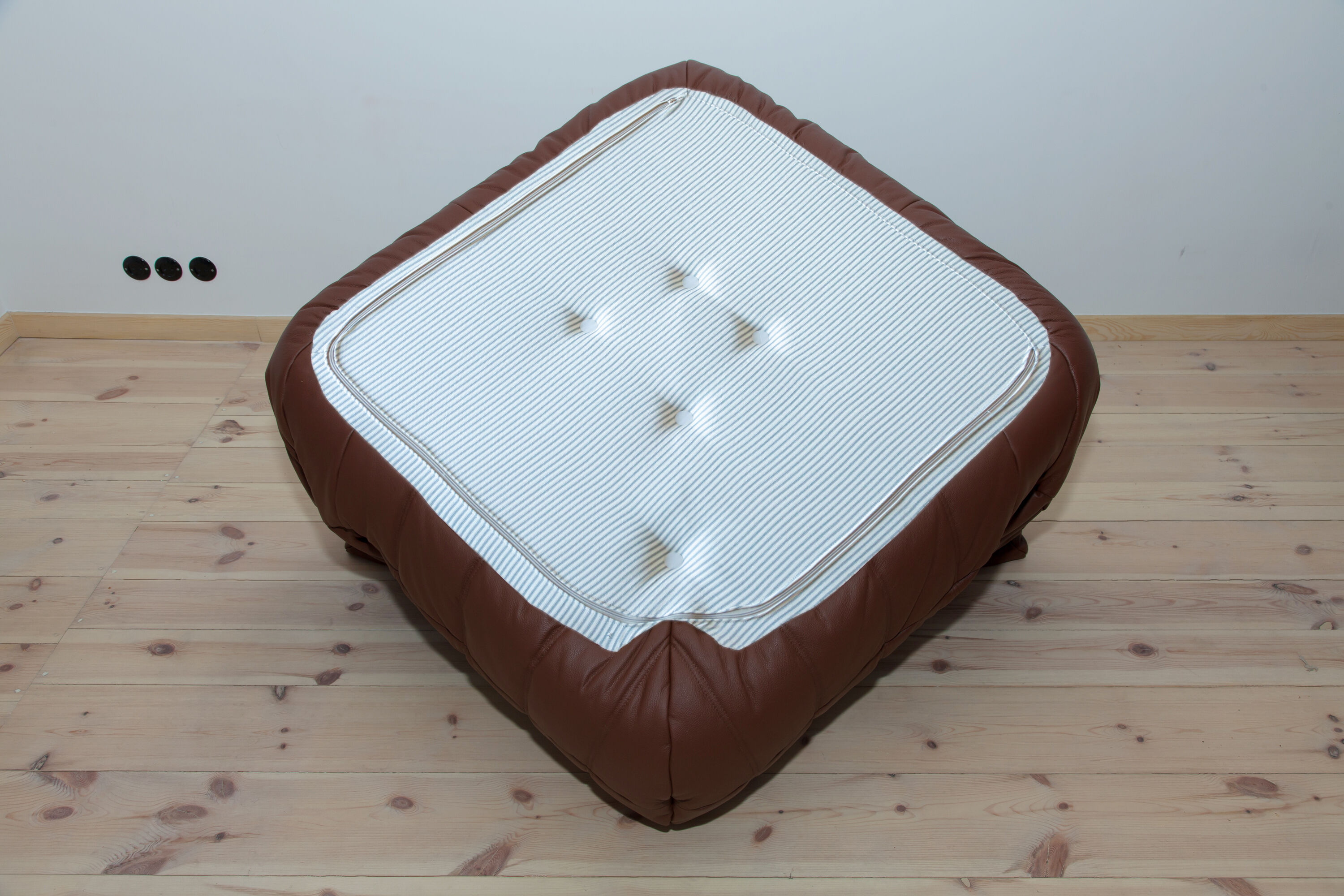 Togo corner chair model designed by Michel Ducaroy 1973