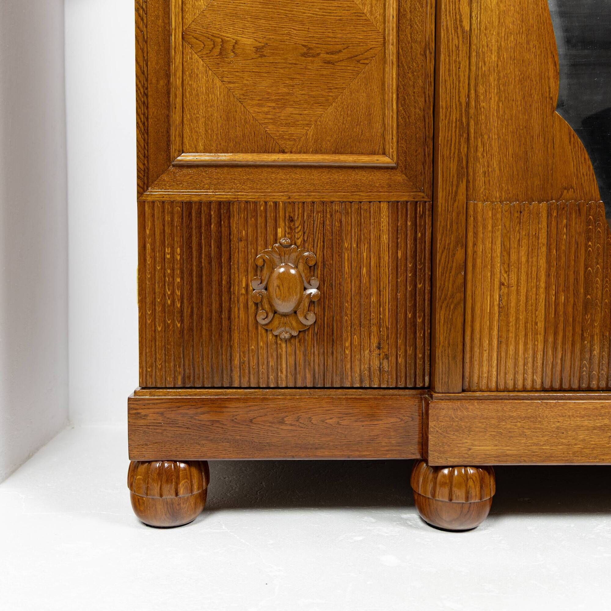 Grande armoire trois portes en chêne - Interguerre 1920-1939