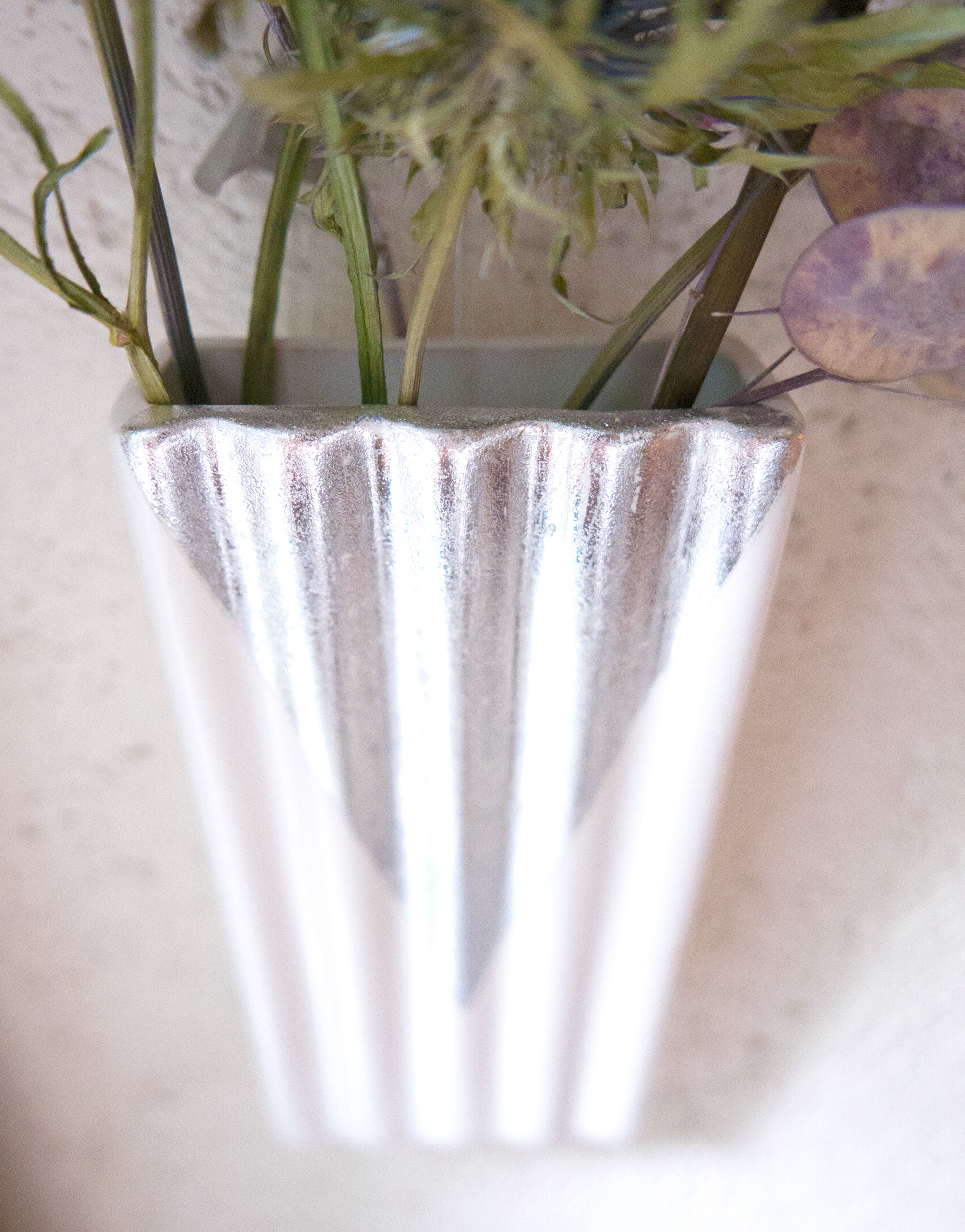 "V" - Wall vase
