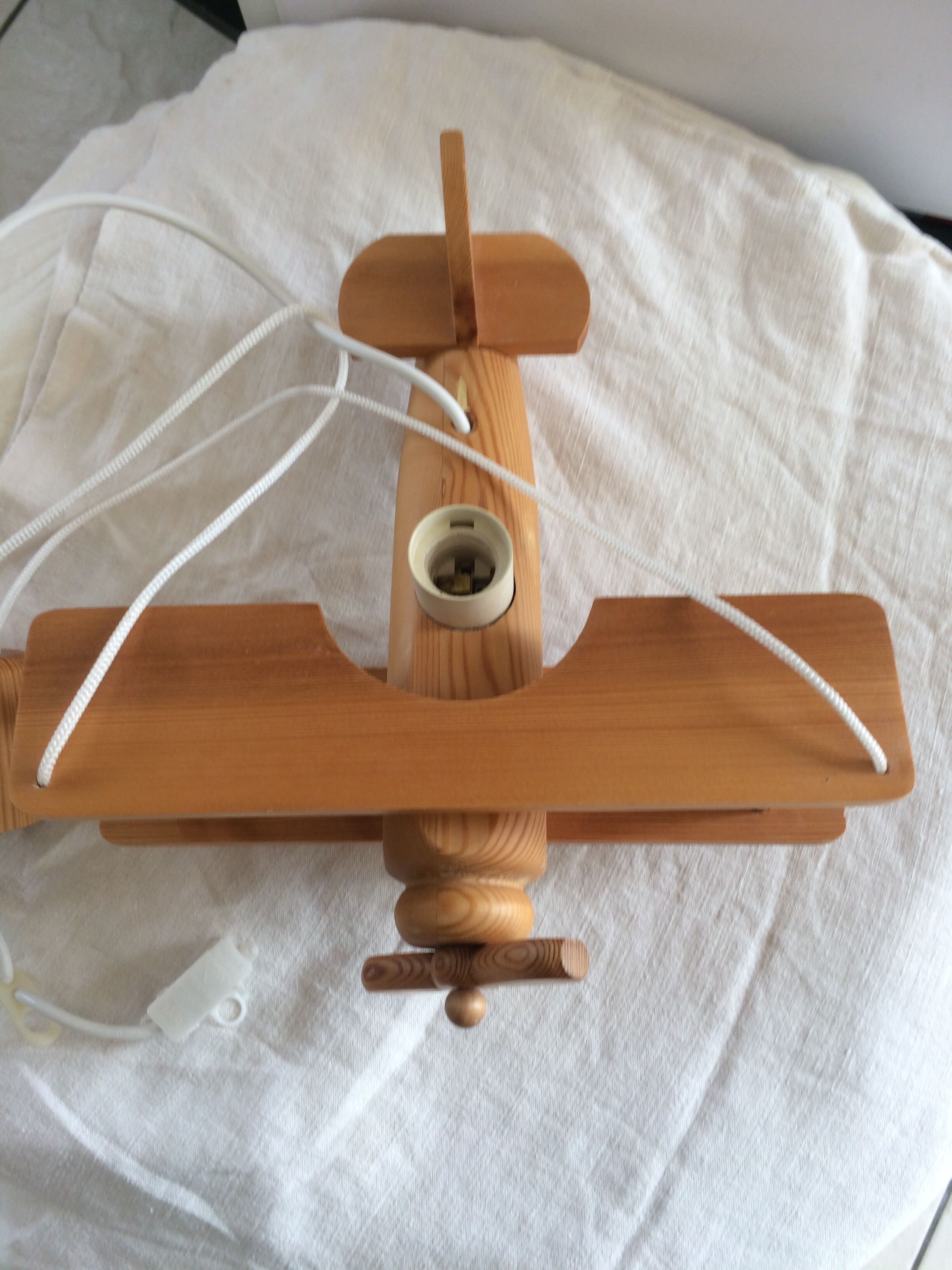 Ceiling light in the shape of aircraft