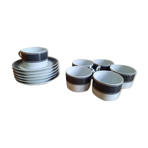 6 tasses à café et 6 assiettes