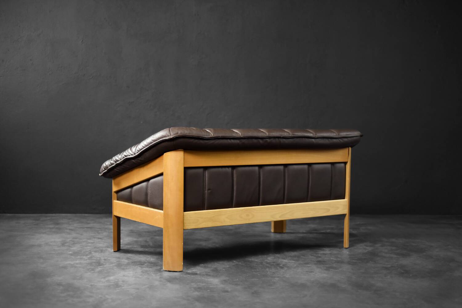 Vintage 2-seater brown leather canapé in modern Danish mid-century style from the 1970s.