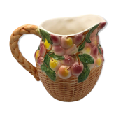 Pichet vintage en barbotine motifs cerises