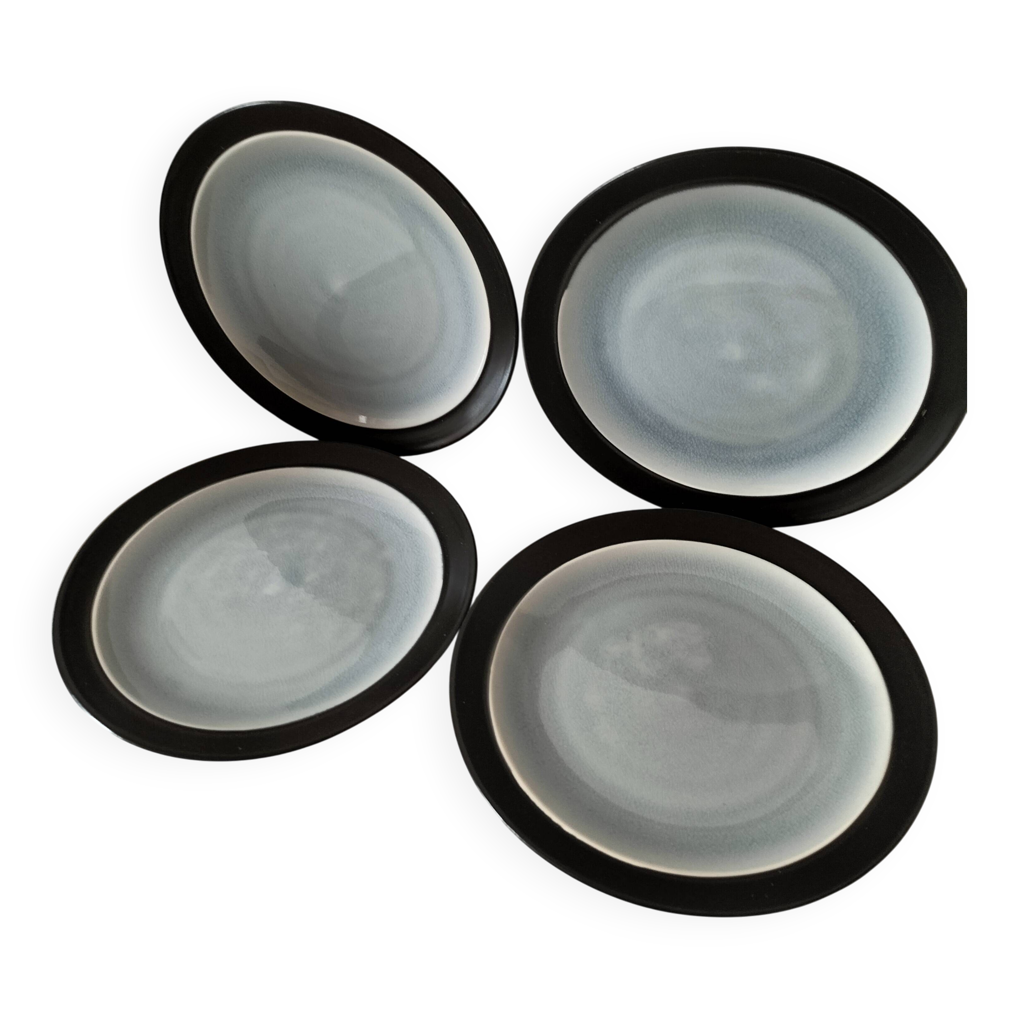 Set of 4 two-tone flat plates with a crackled effect.
