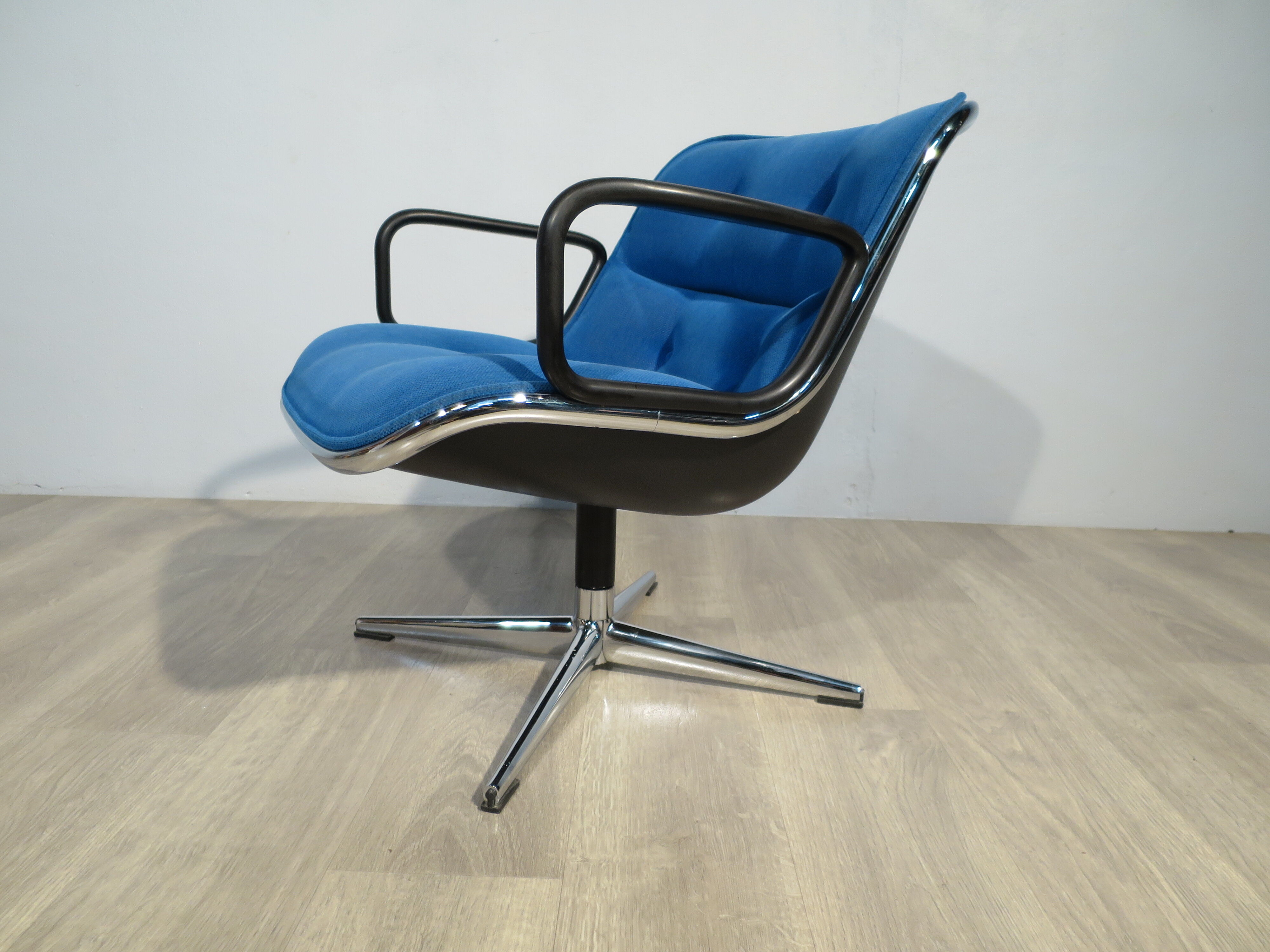 Pollock Armchair Knoll Edition