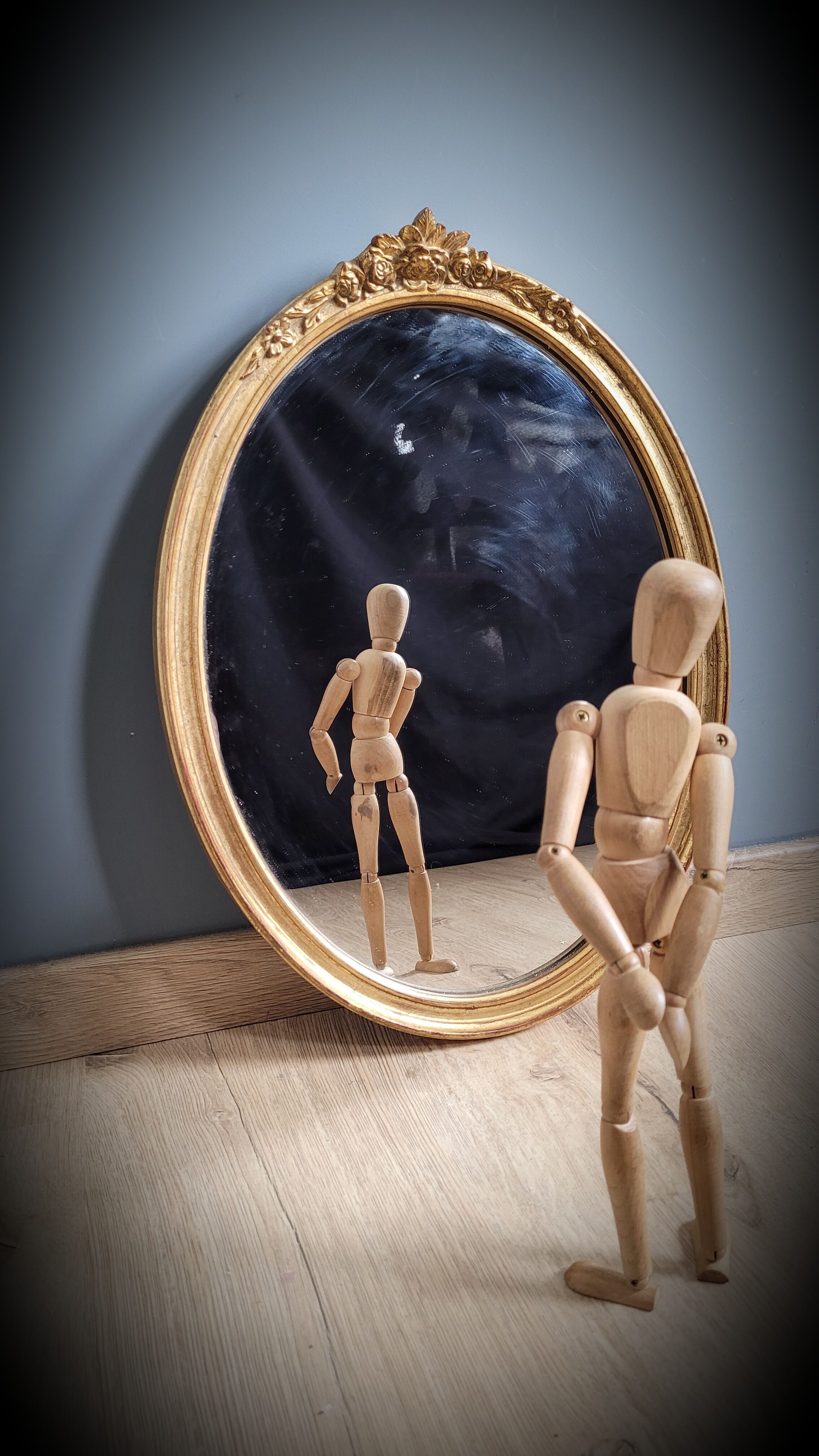 Golden oval mirror 34x46cm