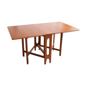 Scandinavian table with flaps