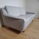 Canapé vintage deux places recouvert de tissu Kvadrat – design moderne du milieu du siècle