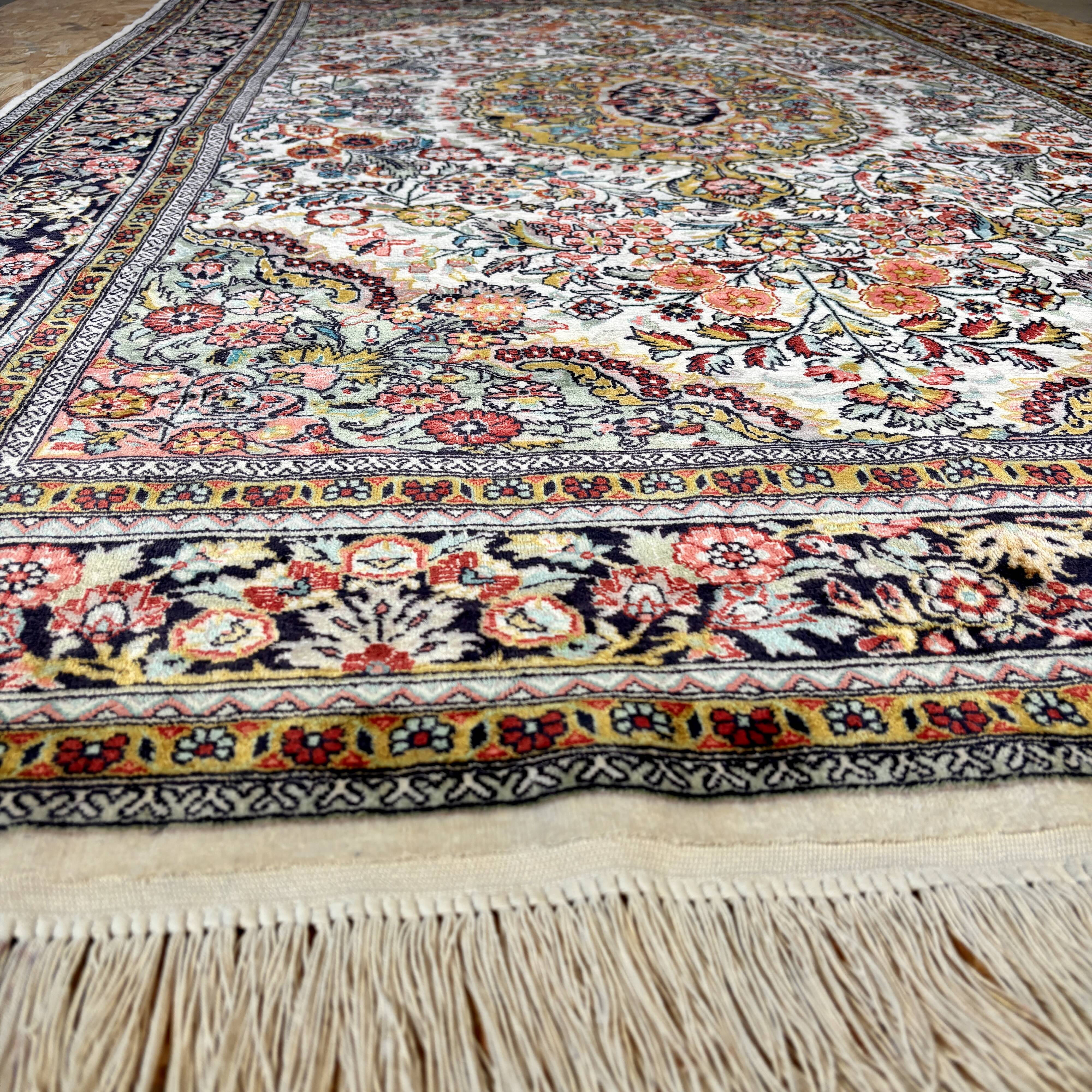 Large hand-knotted Persian Ghom carpet, silk on cotton – 150 x 260 cm
