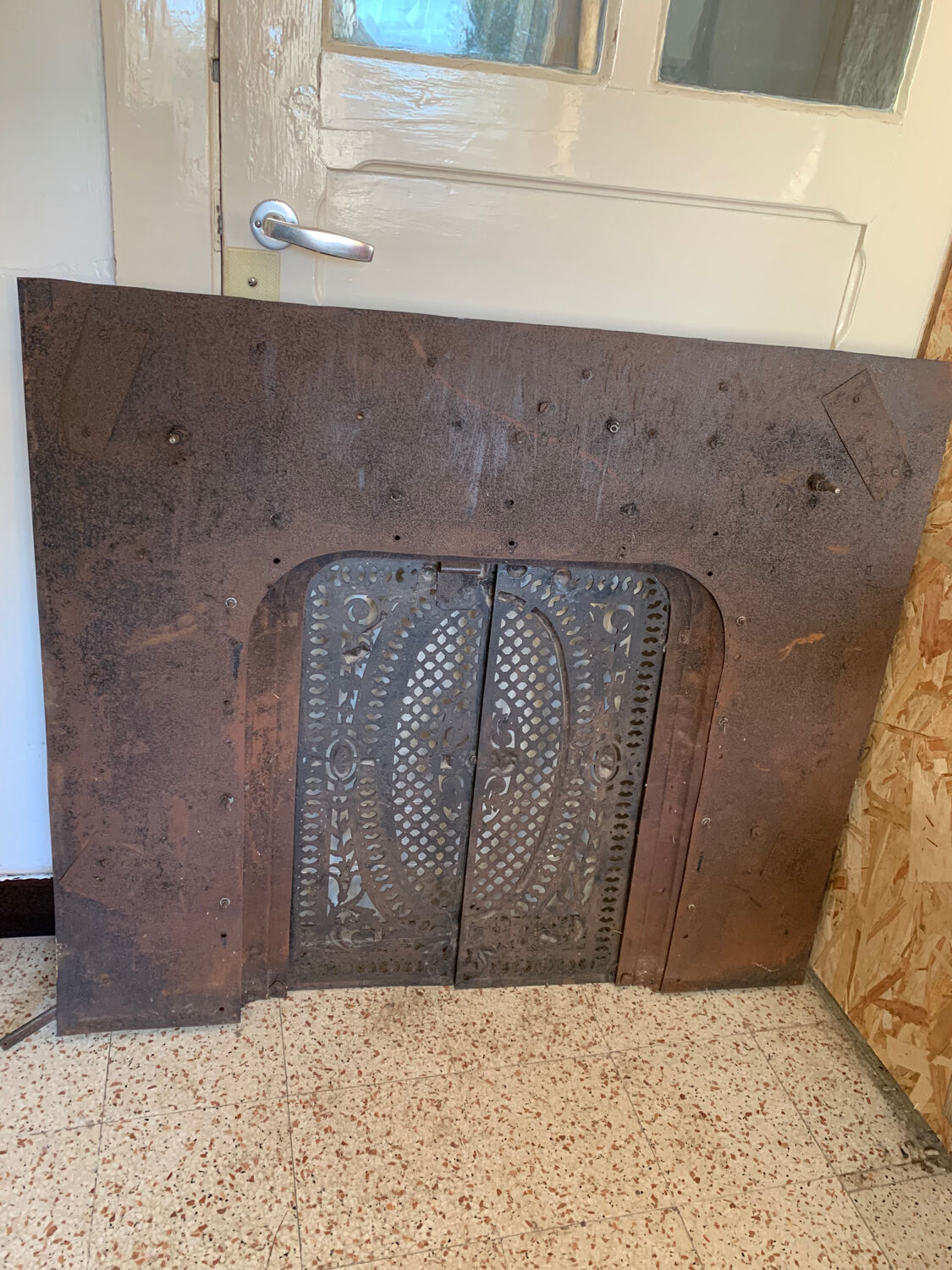Fireproof adornment against chimney heart