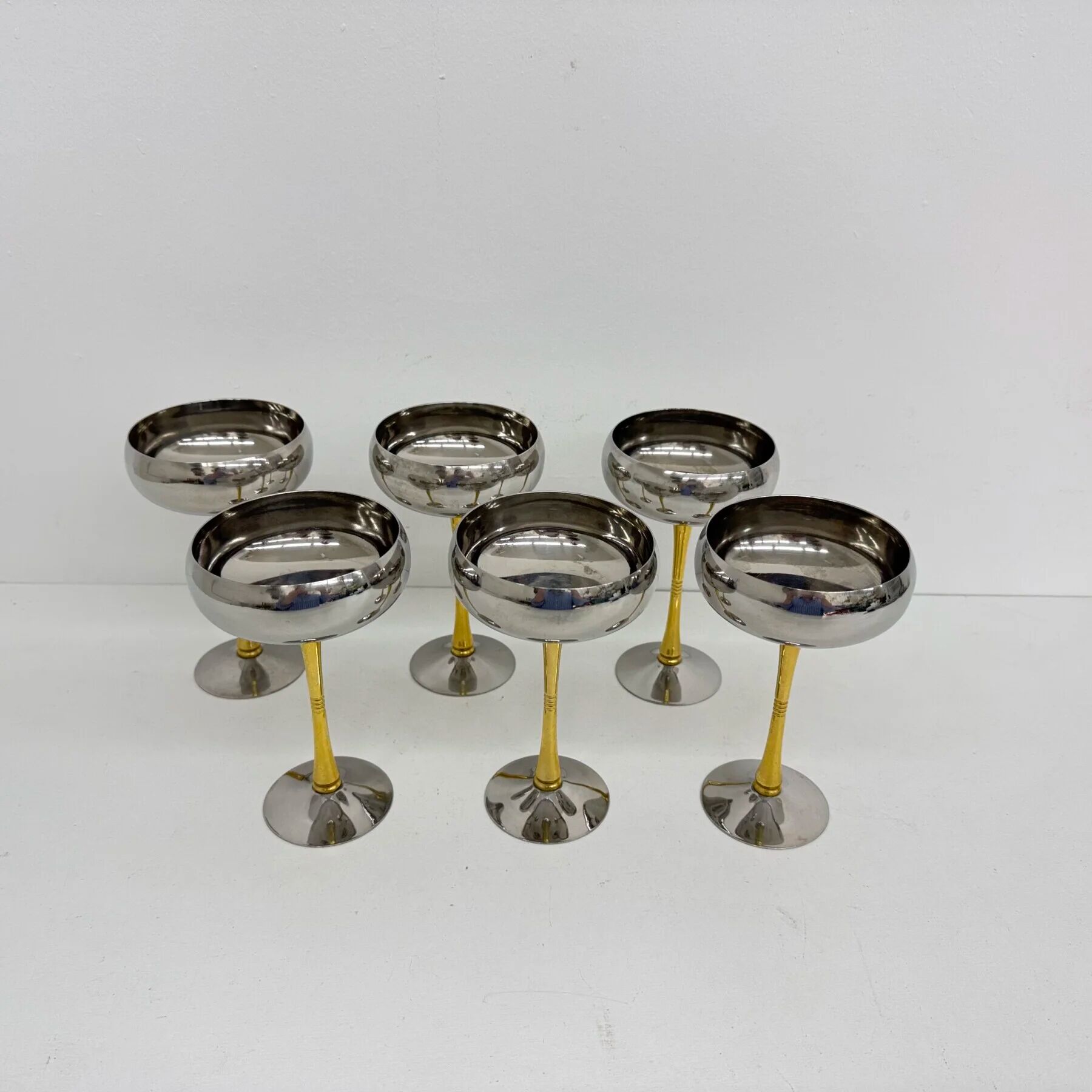 Ensemble de 6 coupes à champagne en acier inoxydable et laiton italien des années 1970.