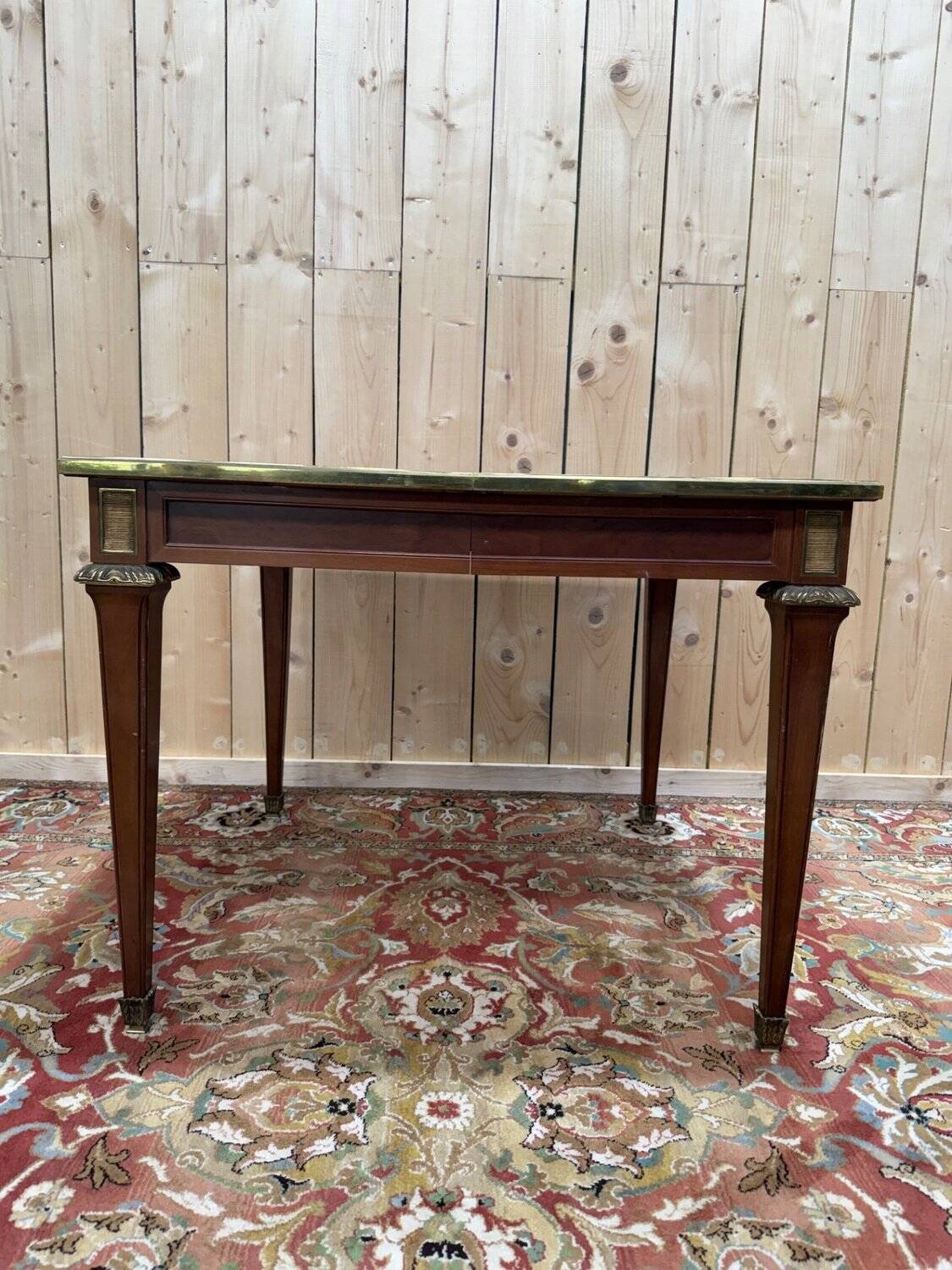 Table extensible style Louis XVI – Plateau cuir doré au petit fer – Bronze doré