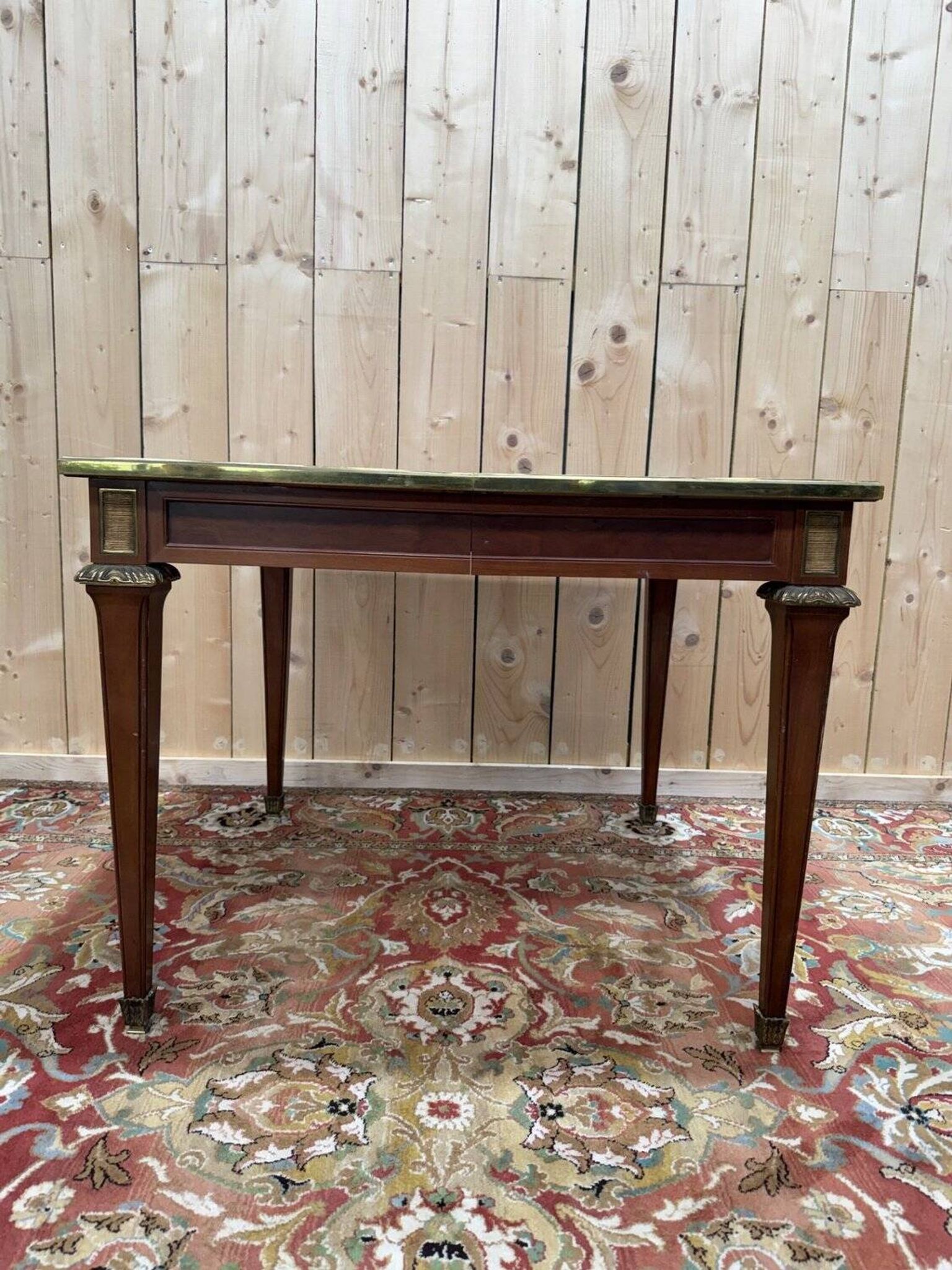 Extendable table in Louis XVI style – Golden leather top with small iron – Gilded bronze