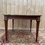 Extendable table in Louis XVI style – Golden leather top with small iron – Gilded bronze