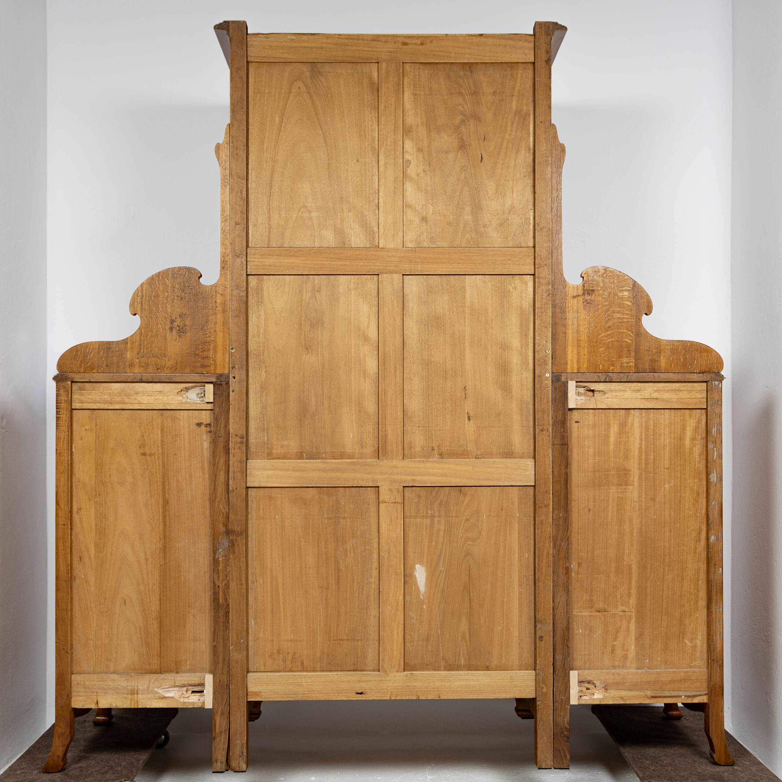 Large Art Nouveau linen cupboard in oak and mirror - 1900-1920