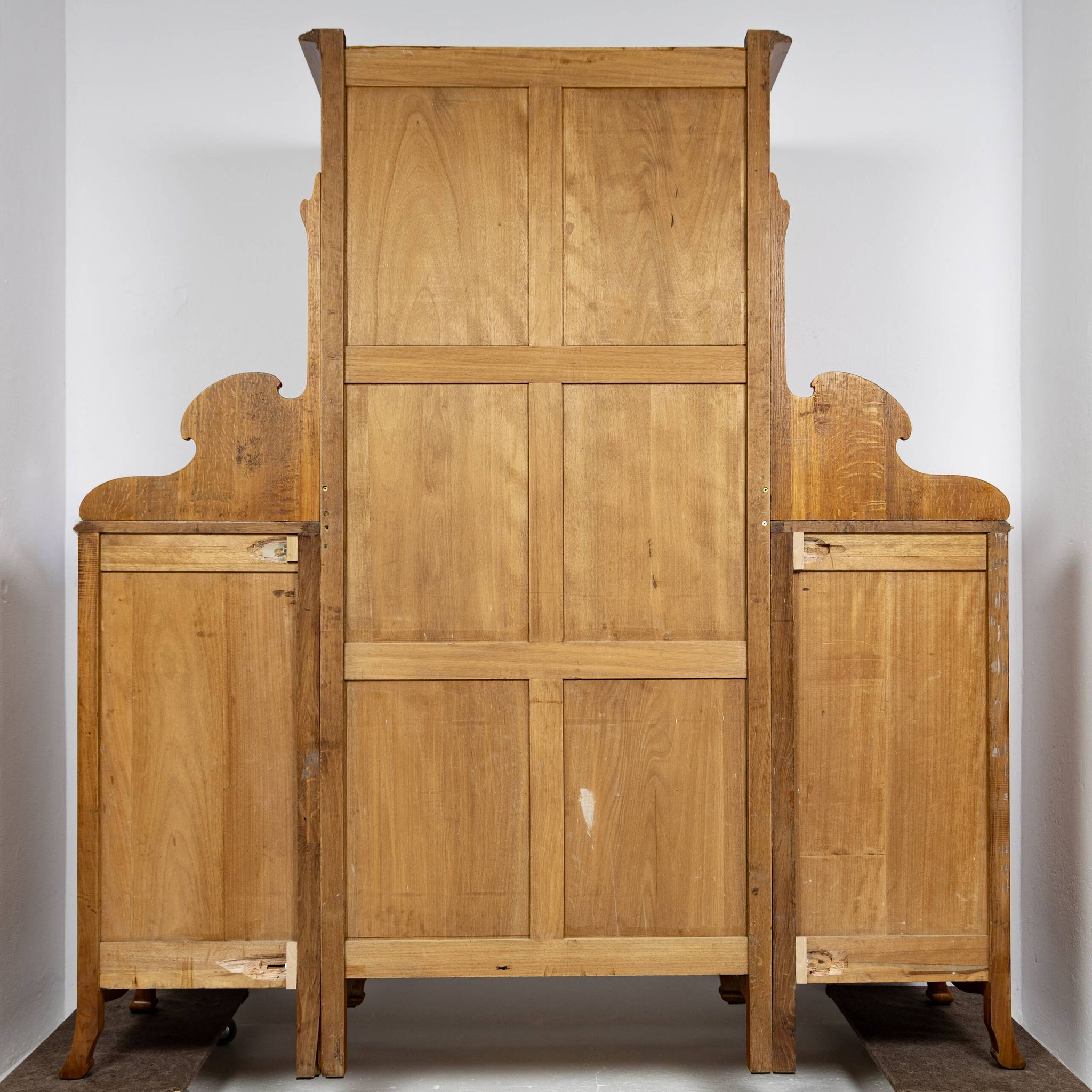 Large Art Nouveau linen cupboard in oak and mirror - 1900-1920