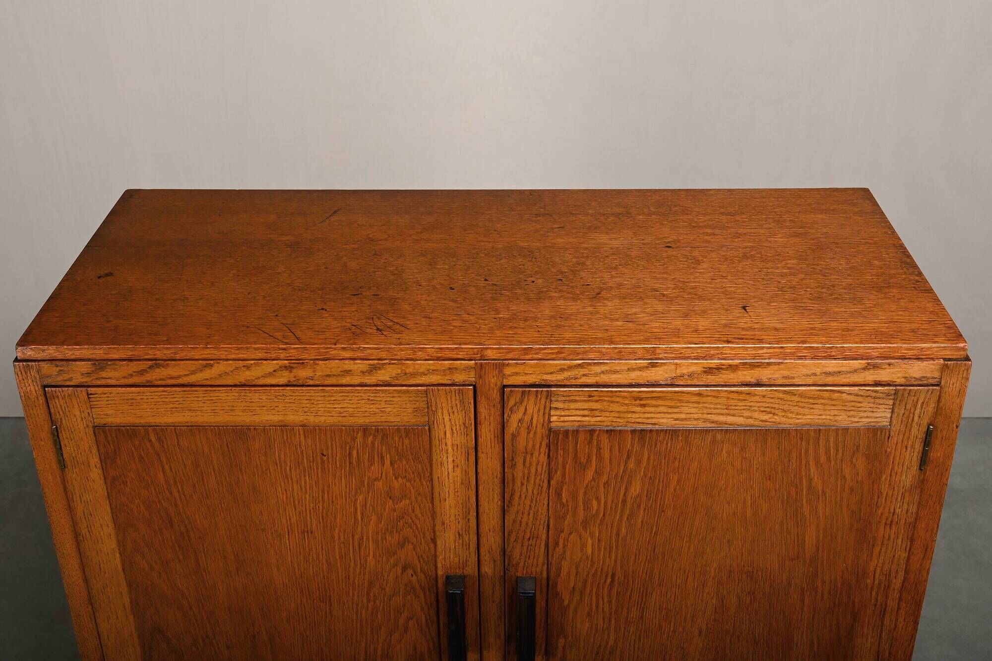 Cabinet d'archive en chêne moderniste, commode dans le style de l'École d'Amsterdam