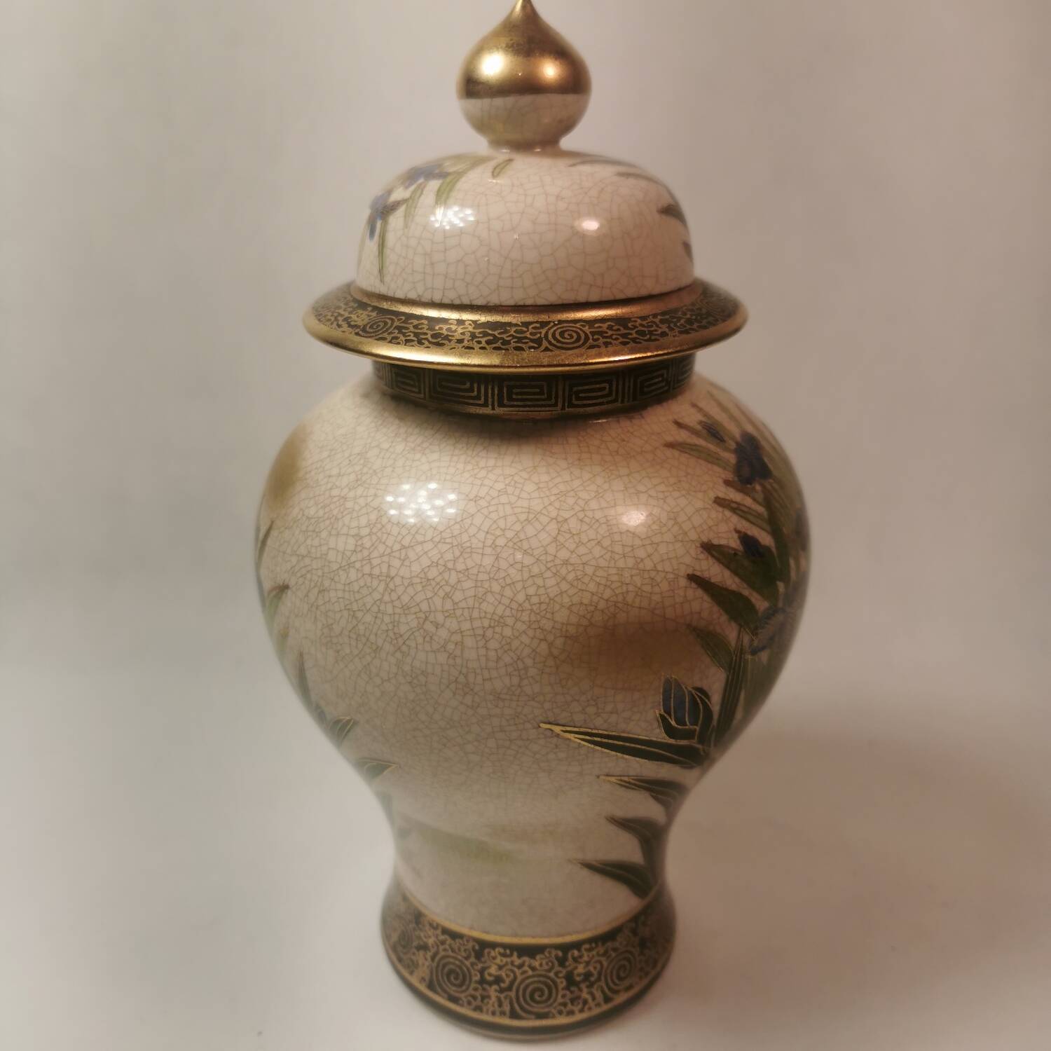 Superb Ginger Pot Vase in Japanese Porcelain Satsuma Family Shimazu Golden Iris Patterns