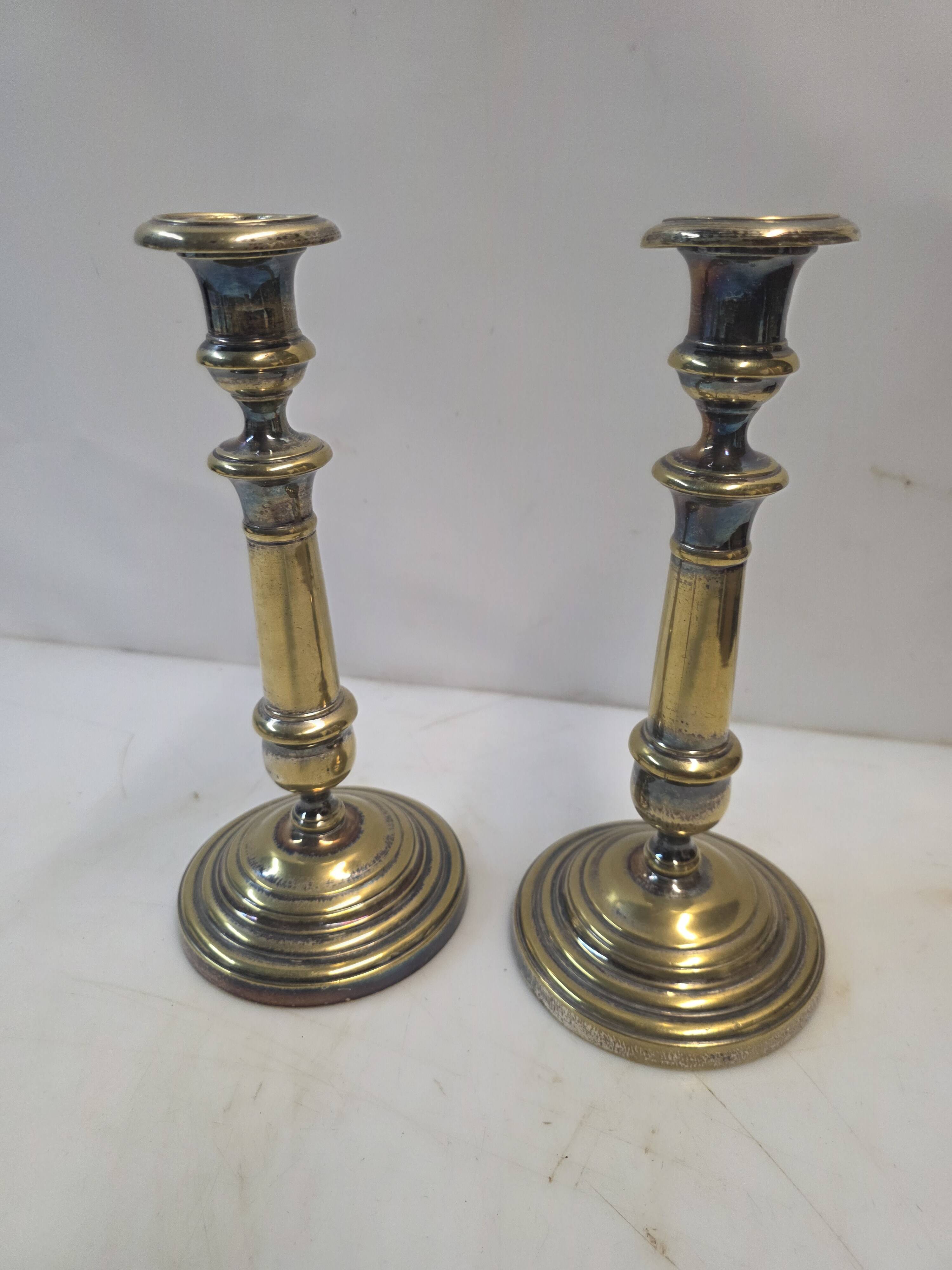 Paire de bougeoirs anciens en laiton