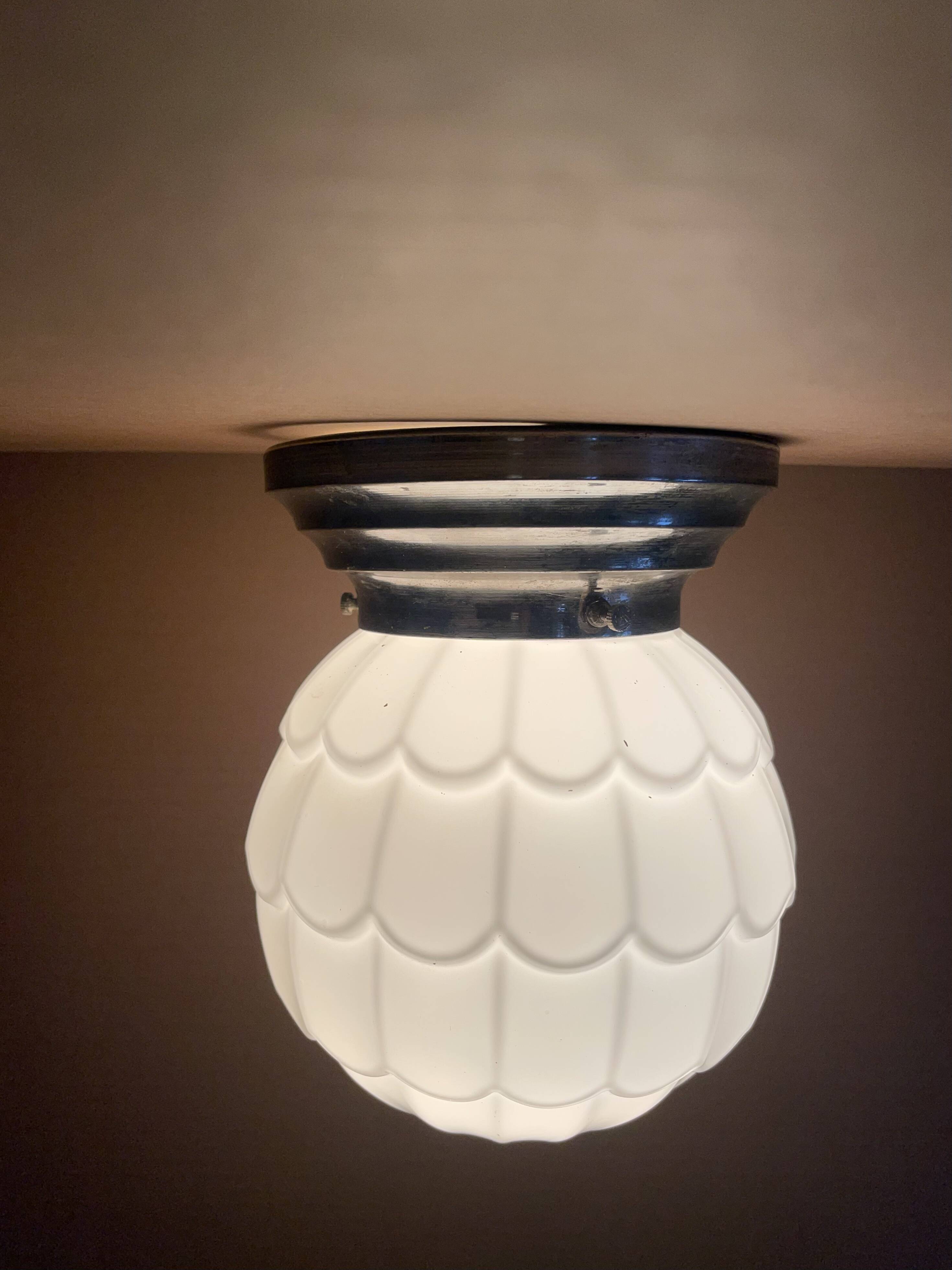 Plafonnier Art Déco ancien / opaline
