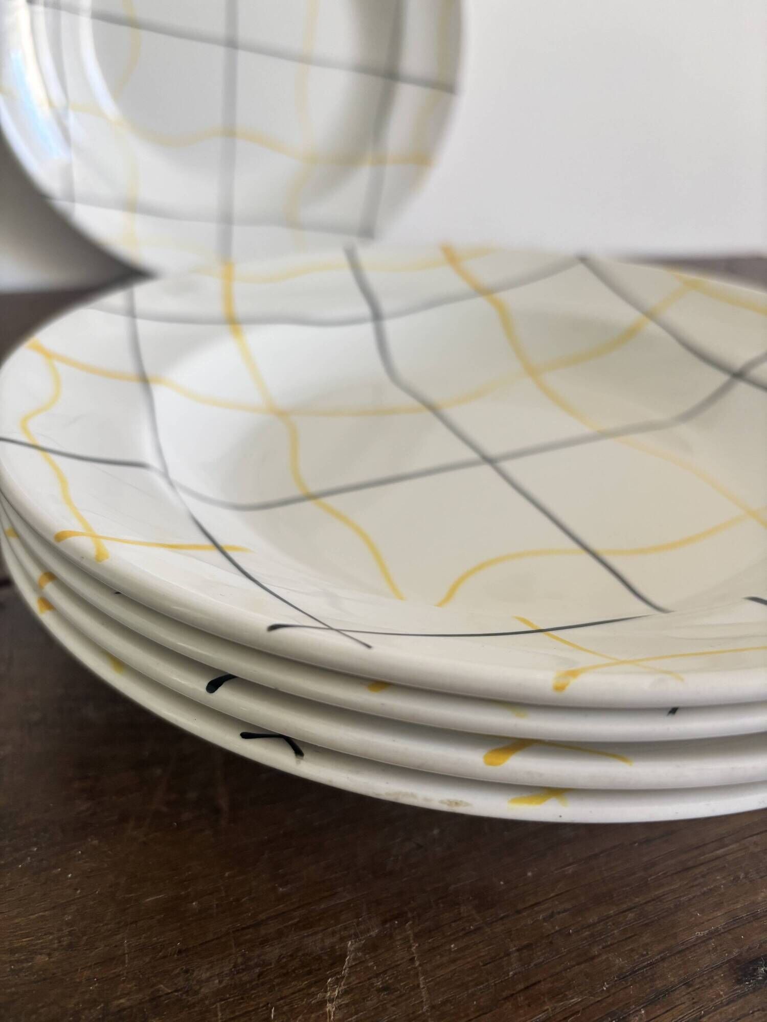 Vintage Longchamp France service – 18 graphic plates from the 1950s.