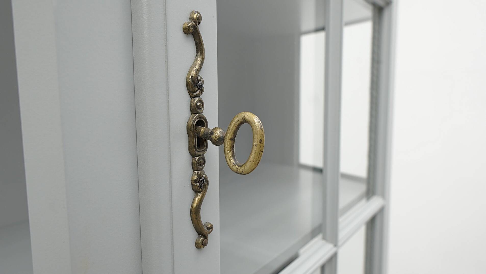 Display case made of oak wood