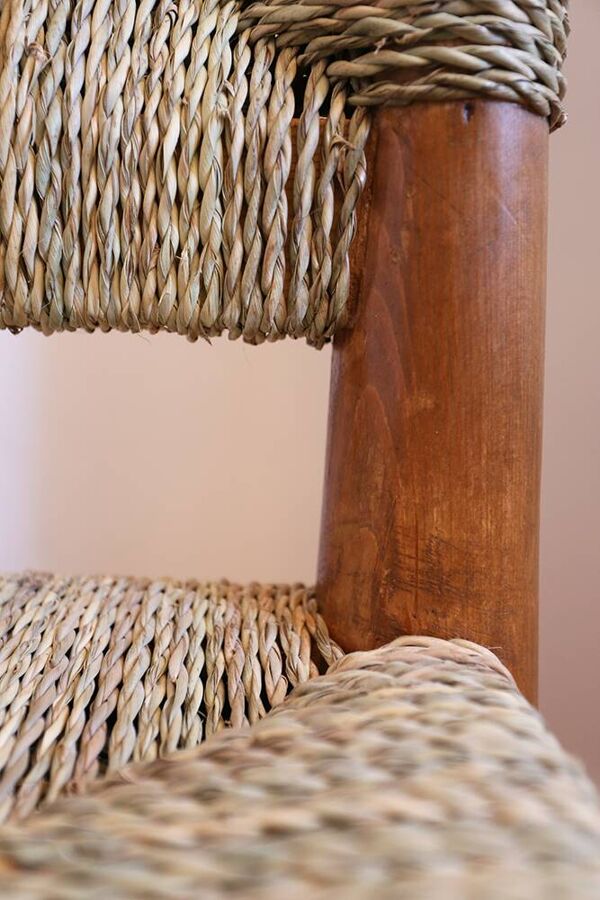 Chaise en bois et paille faite-main au Maroc